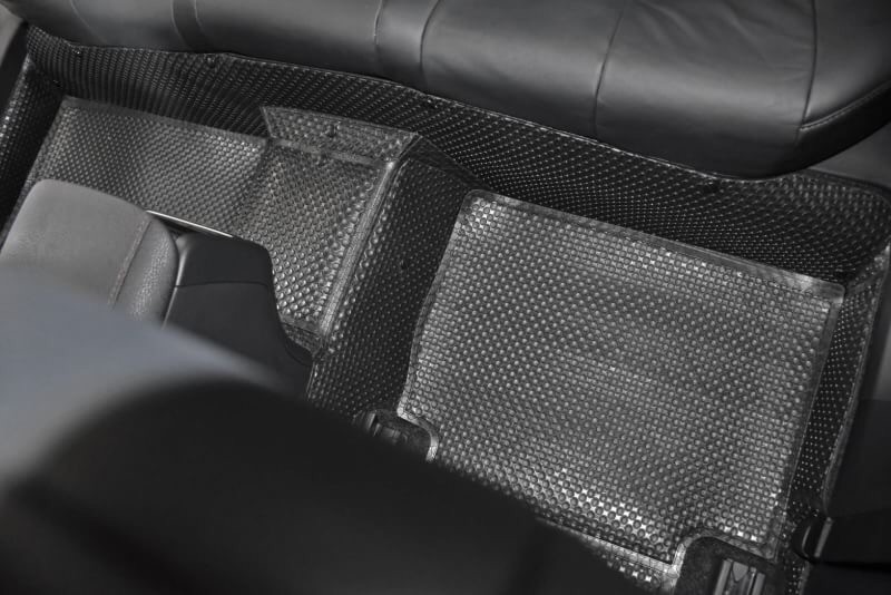 พรมปูพื้นรถยนต์ TOYOTA CAMRY 2019-24 กระดุมเม็ดเล็กรีดขอบ สีดำ เต็มคัน เข้ารูป