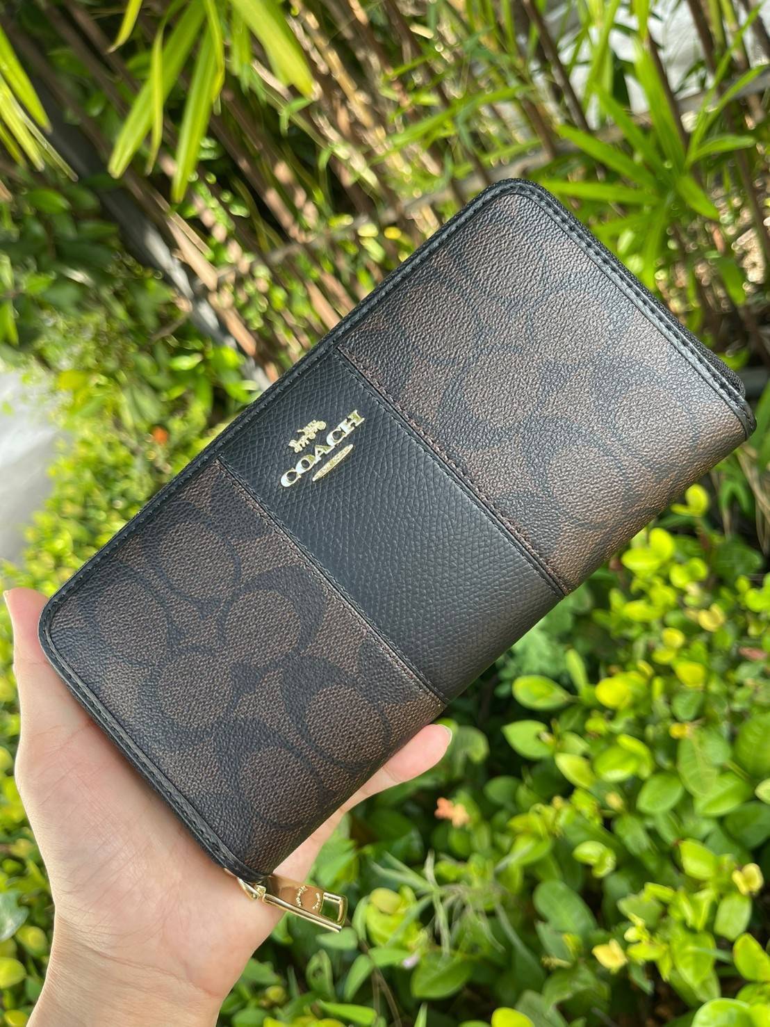 COACH F54630 ACCORDION ZIP WALLET IN SIGNATURE เป็นกระเป๋าสตางค์ที่เหมาะกับการใช้งาน นอกจากเพิ่มความมั่นใจแล้ว ยังทำให้ชีวิตของเราง่ายขึ้นอีกด้วย โดยการเปิดปิดแบบซิปรอบ สามารถใส่ธนบัตร เหรียญ บัตรต่างๆได้หลายใบเลยทีเดียว ขนาดของกระเป๋าสามารถถือแทนกระเป๋าค