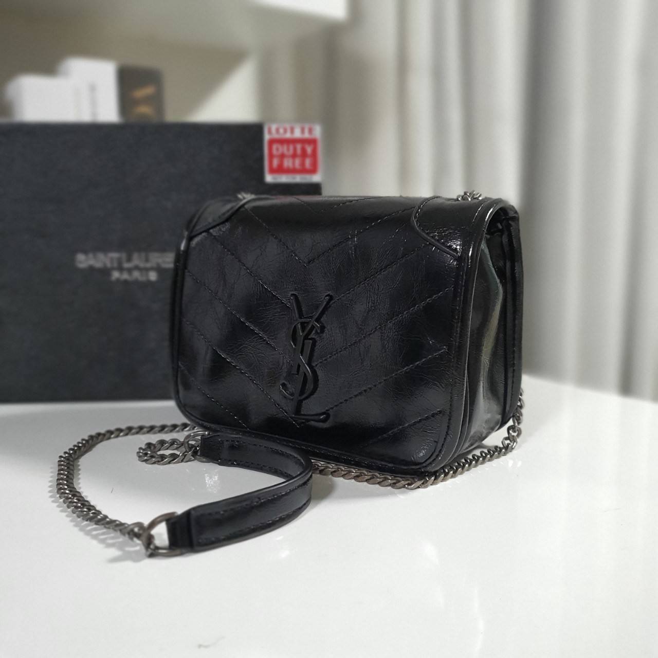 VIP 】YVES SAINT LAURENT YSL BAG VIP GIFT WITH PURCHASE (GWP) พรีเมี่ยมกิ้ฟ Limited Edition จาก YSL DUTY FREE COUNTER วัสดุหนังPu สีดำเงา ทรงสี่เหลี่ยมหนังสวยหรูอยู่ทรงเปิดปิดด้วยฝาปิดโลโก้แบรนด์อะไหล่เงินรมดำ ภายในโล่งมีช่องหลัก และช่องซิปสามารถใส่มือถือข