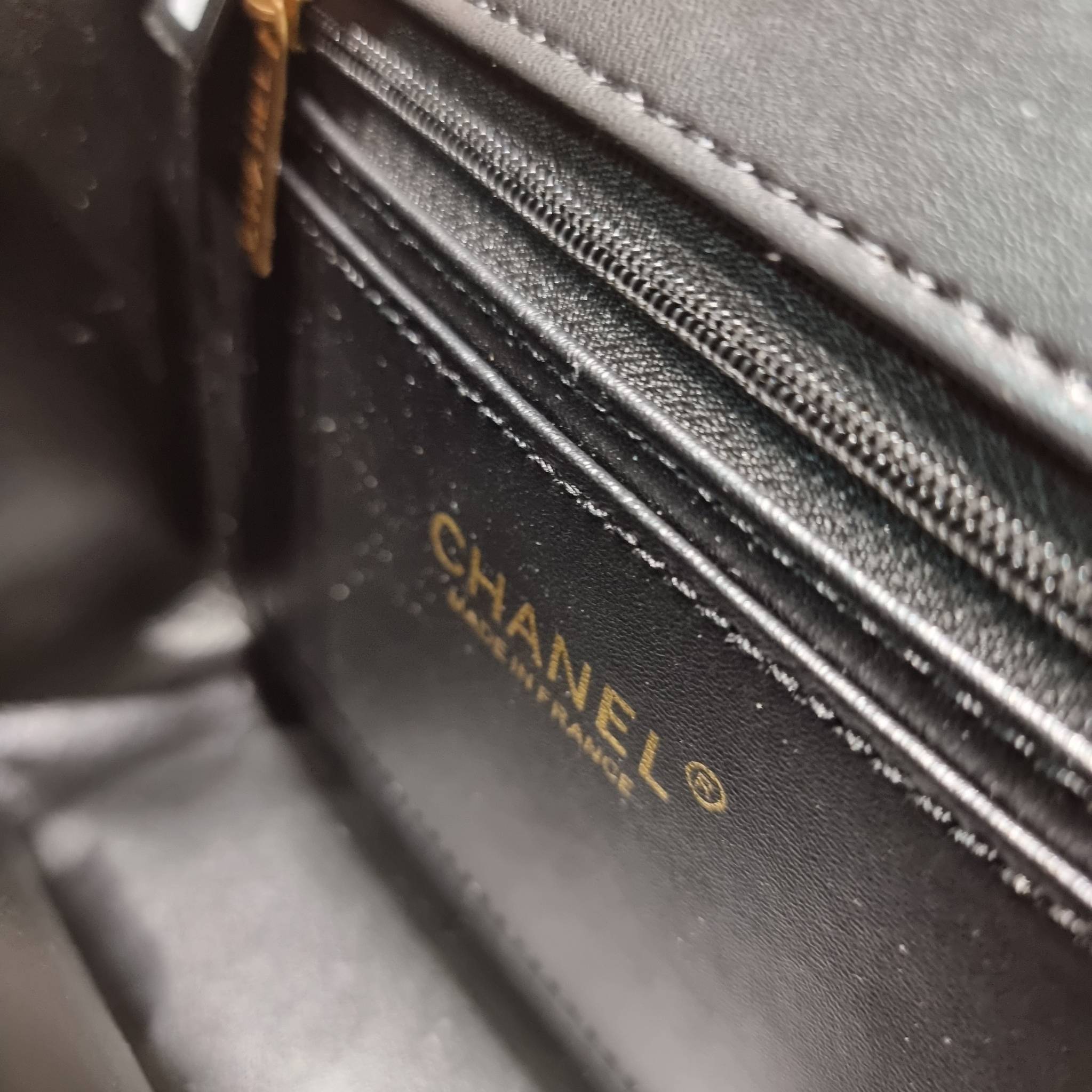 CHANEL flap bag with chain กระเป๋าสะพายสุดหรู สวยดูแพง รูปทรงคลาสสิค ขนาดกำลังพอเหมาะ สายสะพายโซ่ในตัว น้ำหนักเบา และยังมีหูจับในตัว สะดวกต่อการพกพา ตัวกระเป๋าเปิดด้วยกระดุมแม่เหล็ก วัสดุหนังอย่างดี ผิวสัมผัสดี ภายในเป็นช่องโล่ง และยังมีช่องซิปให้ด้วย