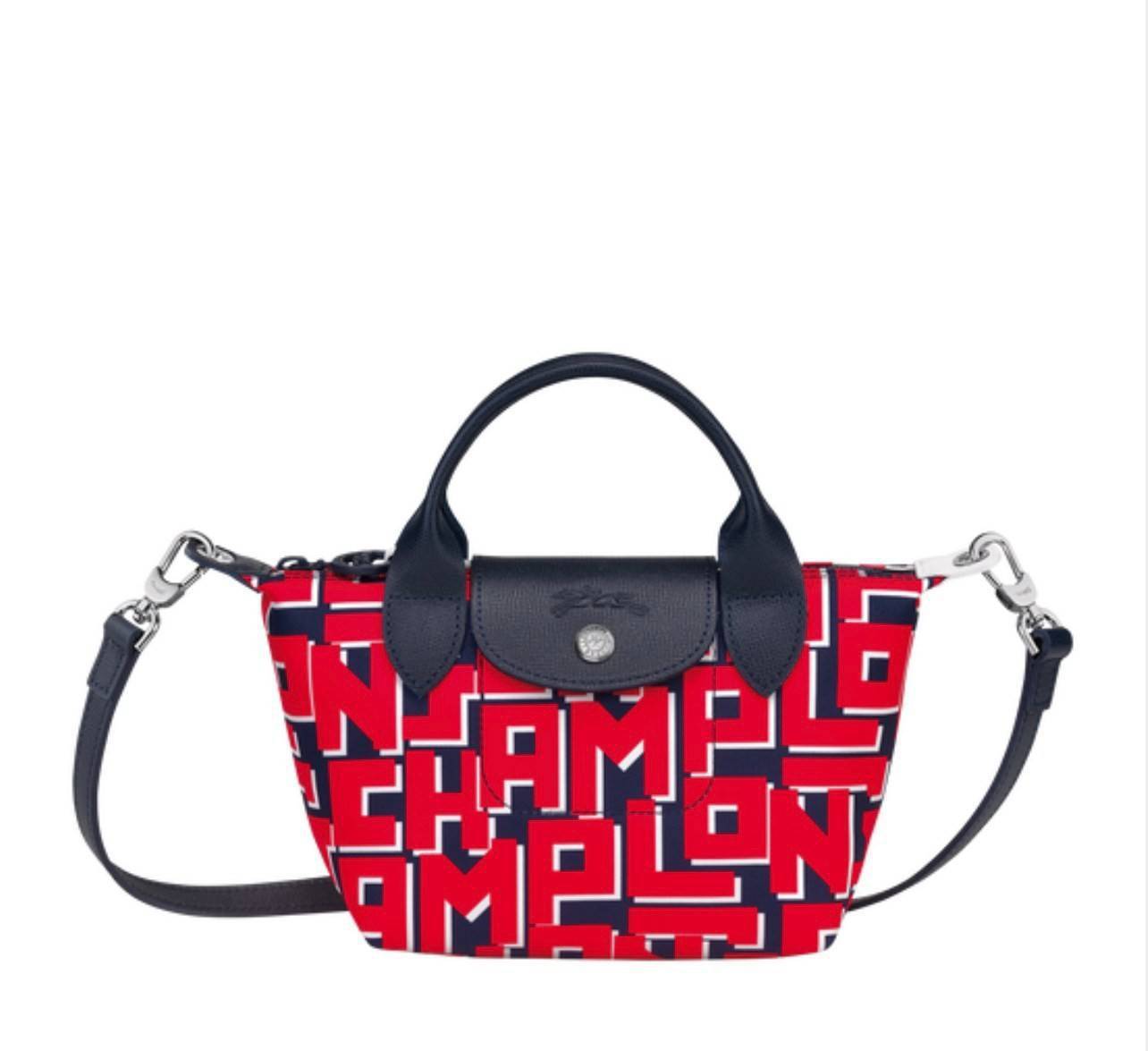 LONGCHAMP LE PLIAGE COLLECTION TOP HANDLE BAG XS พบกับคอลเลคชั่นใหม่ล่าสุด มีดีไซน์ที่เรียบหรูและคลาสสิก แฝงด้วยลูกเล่นแบบเฟมินีน แถมยังมีน้ำหนักเบาอย่างไม่น่าเชื่อ มาพร้อมกับหูจับกระเป๋าคู่และฝาปิดแบบกระดุม กระเป๋าถือใบนี้สามารถใช้ถือแบบทั่วไป มีสายสะพาย