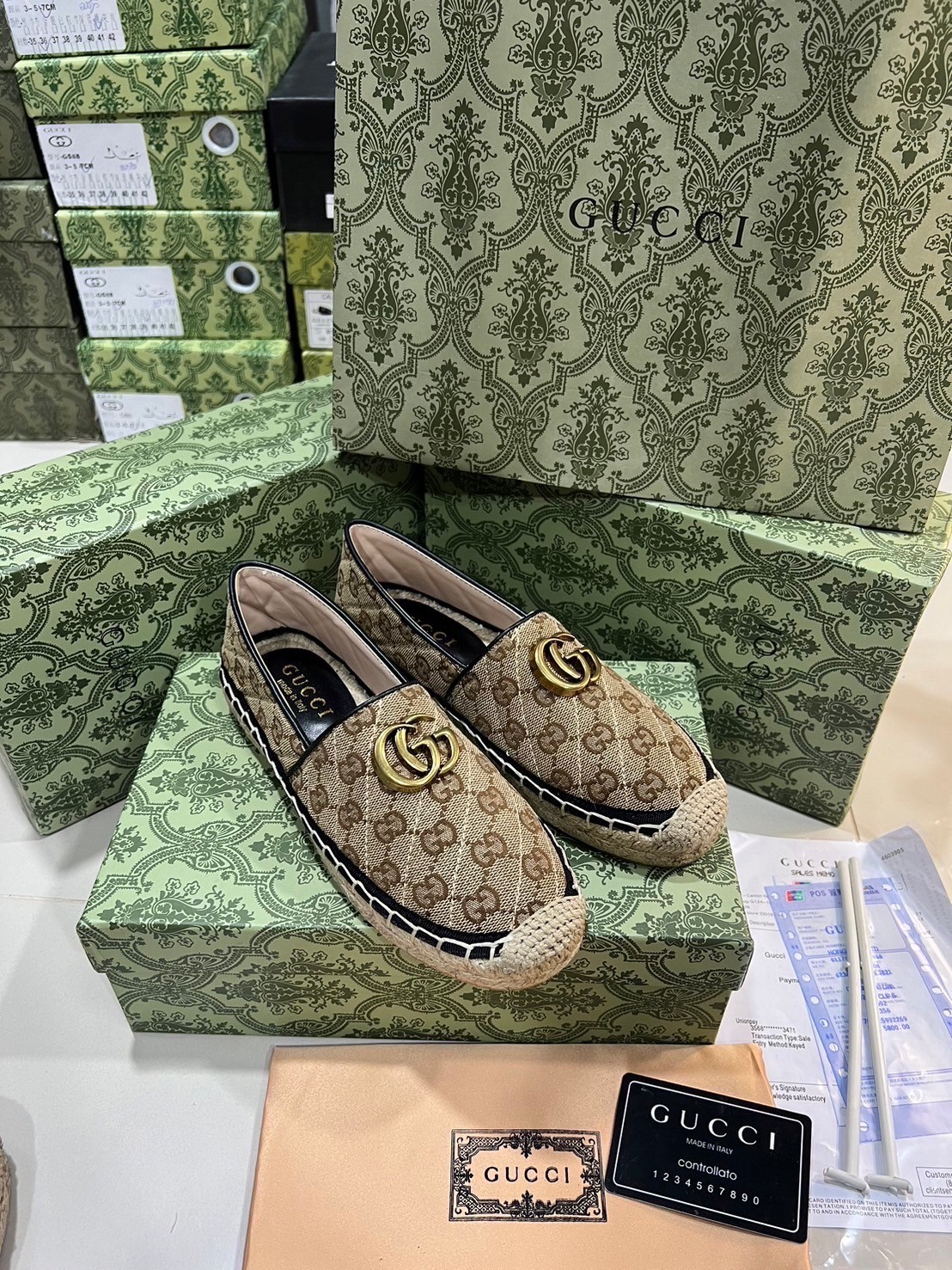 GUCCI Leather Espadrille with double G รองเท้าผ้าใบลำลองรุ่นยอดฮิต ขับผิว ใส่สบาย ยืนเดินได้นาน พื้นยางอย่างดียืดหยุ่นสูง ใส่เดินชิลหรือเที่ยวก็ปัง สวยงาม ได้หลากหลายโอกาส