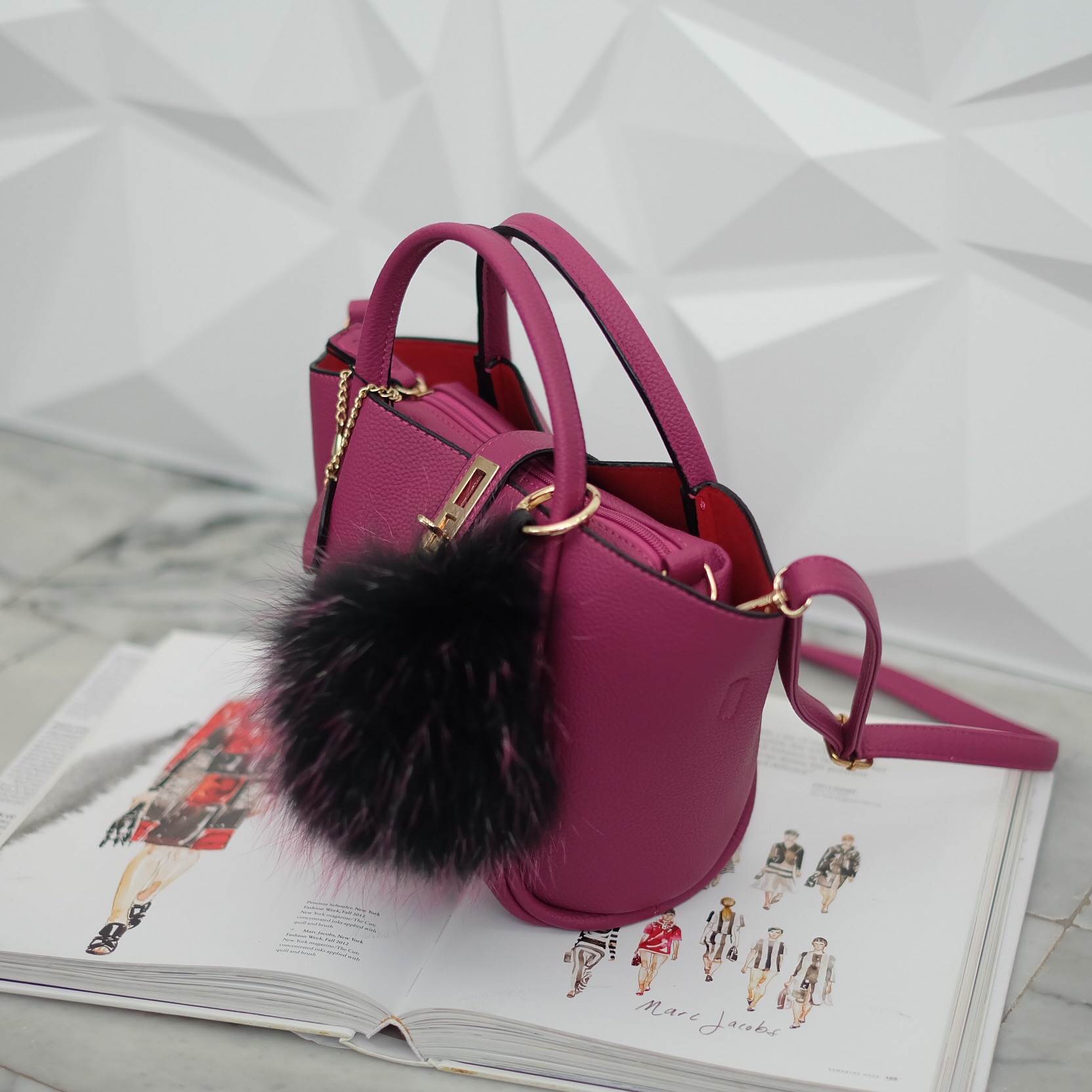 โฉมใหม่ ไฉไลกว่าเดิม 🌈everyday keep handbag 👑สวย หรู เวอร์วัง อีกแล้วค่า 👍 กระเป๋า ถือ//สะพายข้าง หนังสวยๆ มาพร้อมพวงกุญแจ ปอมปอม ฟรุ้งฟริ้ง ขนเฟอร์แท้ ยิ่งใช้ยิ่งฟูสวย น่ารักมาก เข้ากับกระเป๋าคะอย่างดี กระเป๋า เนื้อนิ่มหนา อยู่ทรง