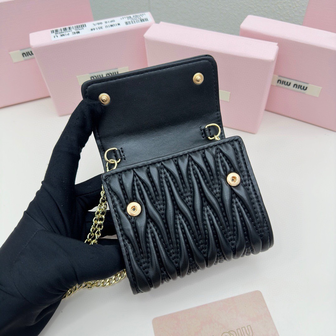 Miu Miu Quilted Wallet On Chain / MIU MIU Wallet Nappa Matelassé Leather กระเป๋าสตางค์หนังแนปป้า พร้อมสายสะพายอะไหล่ทอง