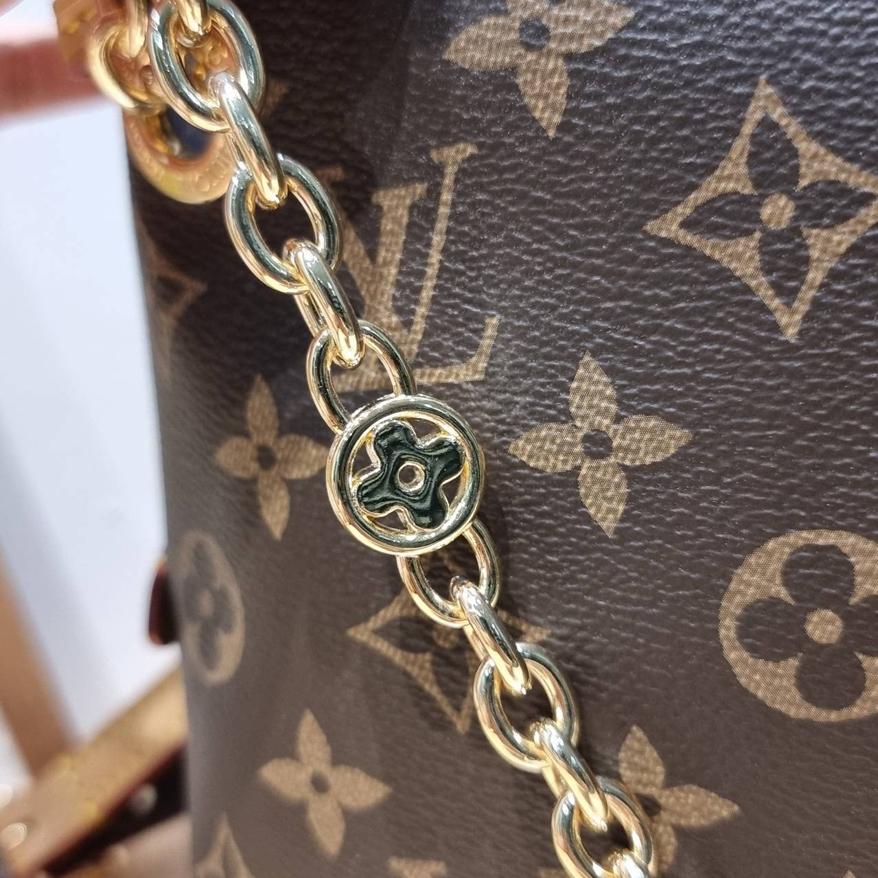 LV CARRYALL BB ใหม่ล่าสุด รุ่นลิมิเต็ดที่สาวๆตามหา จากเคาน์เตอร์ dutyfree ซึ่งเป็นดีไซน์ใหม่ 2025 กระเป๋าสะพายไหล่ทรงสวย ดีไซน์เรียบง่ายคลาสสิค หรู ดูผู้ดี รูปทรงใช้งานง่าย