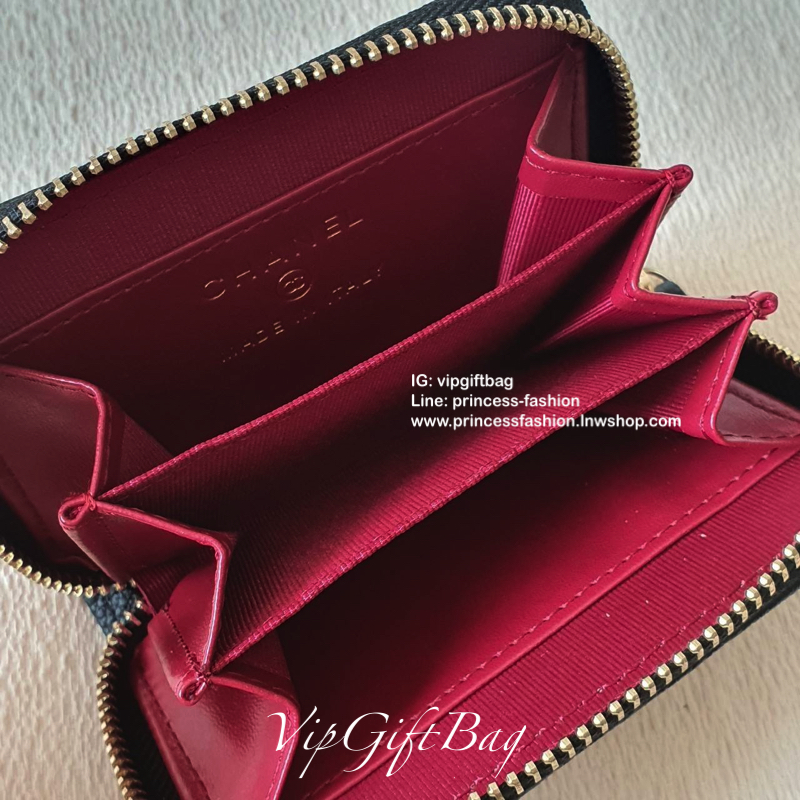 กระเป๋าสตางค์ใบสั้น แนะนำรุ่นนี้คะ งานพรีเมี่ยมกิ้ฟท์จากเค้าเตอร์ต่างประเทศ **ทรงสวยหรู หนังสัมผัสลายด้าน จากแบรนด์ CHANEL (GWP) ด้านหน้ามีโลโก้แบรนด์ CC สีทองหรู **อะไหล่สีทองทั้งใบ เปิดปิดด้วยซิปมีที่จับหนัง ปั้มป้าย MADE IN ITALY 🇮🇹 ด้า