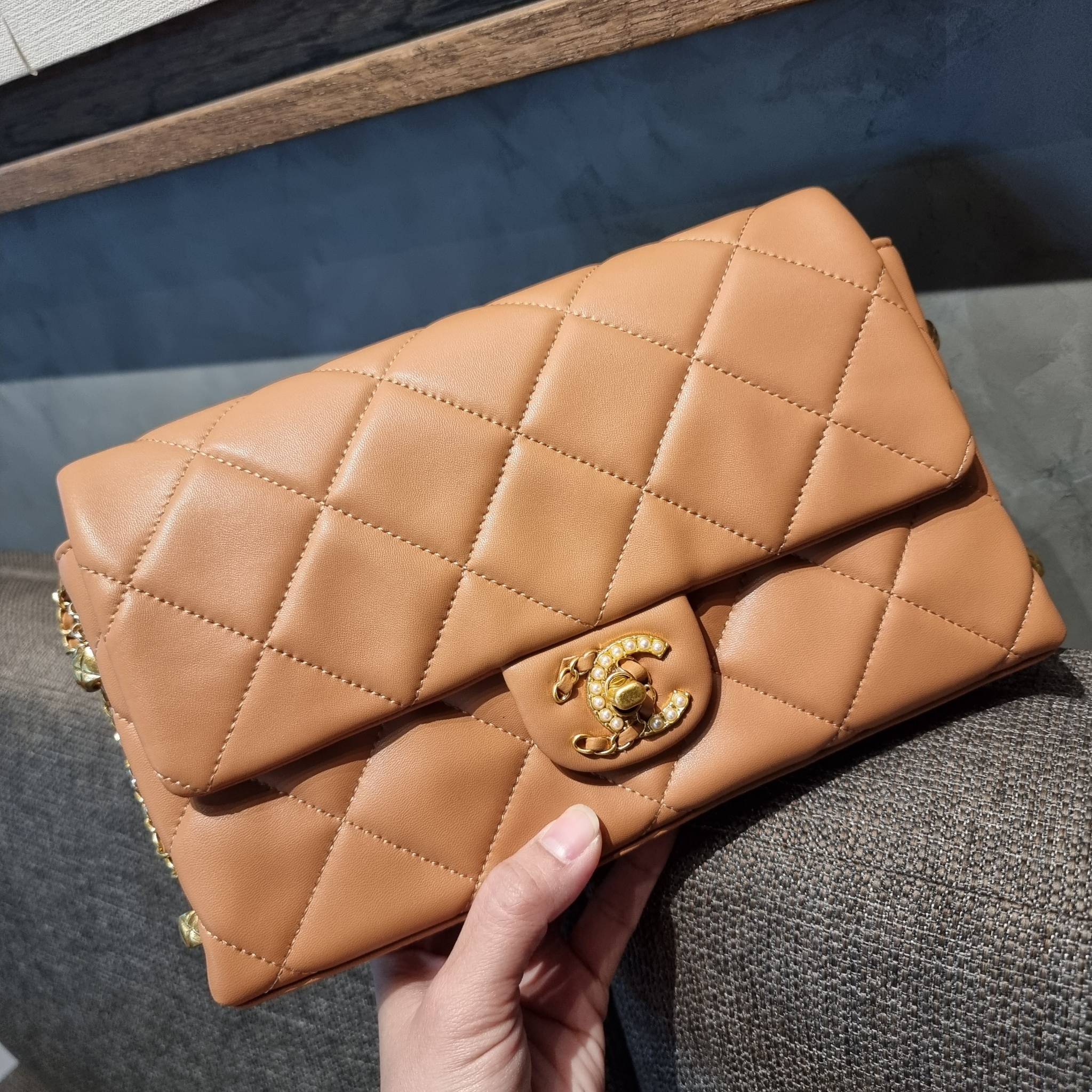 VIP 】สวยหรูพร้อมเสิร์ฟ!! กับไอเท็มสุดเลิฟจาก Chanel กระเป๋าสะพายที่สุดของความคุ้มค่า วัสดุหนังแกะนิ่มเต็มใบ เปิด-ปิดกระเป๋าด้วยตัวบิดล็อค ภายในกระเป๋าบุผ้าสวยหรู มีช่องโล่งกว้างจุของได้สบาย ใส่โทรศัพท์ กระเป๋าสตางค์ได้ มีช่องซิป 1 ช่อง ช่องย่อย 1 ช่อง ดีเ