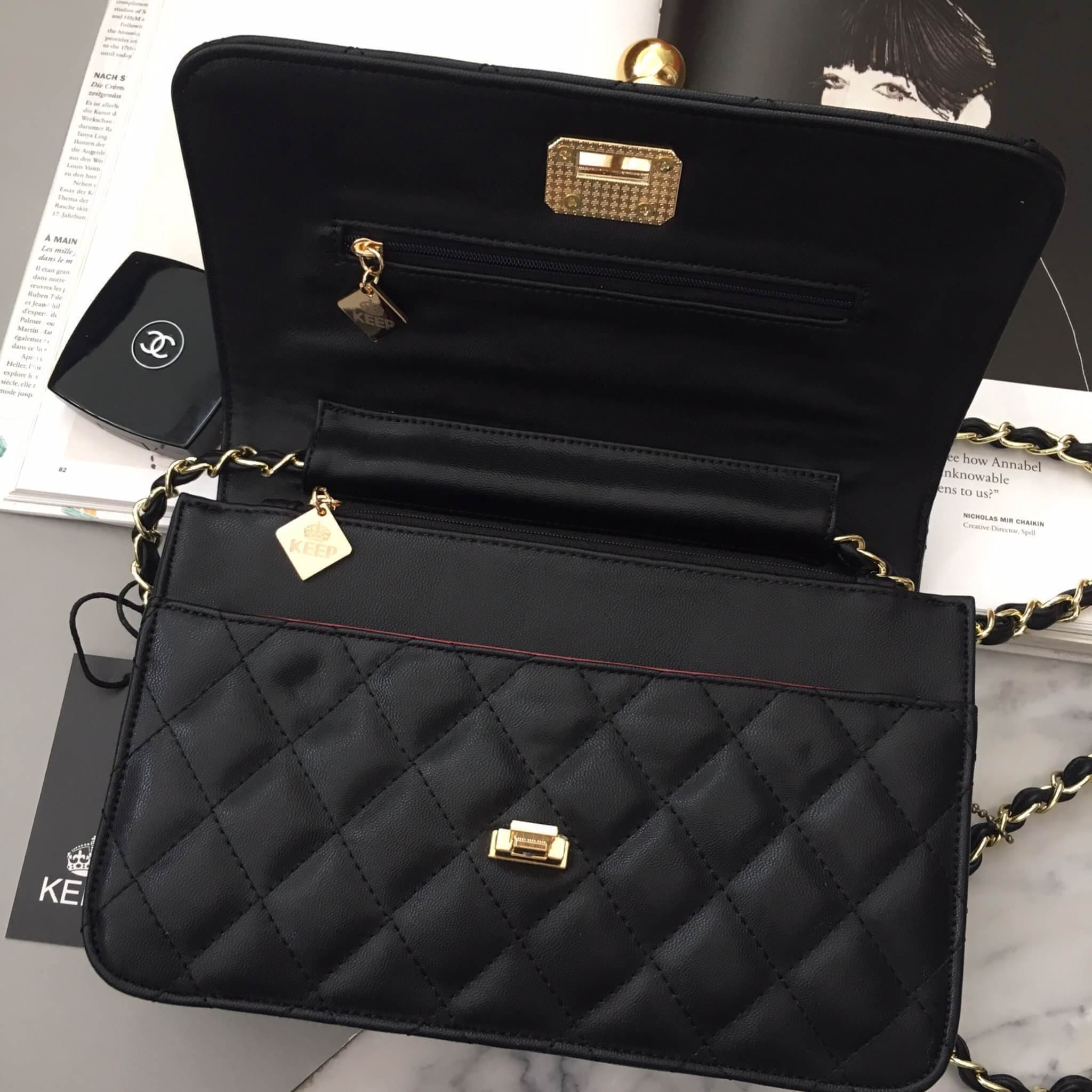 10" Spell Flat พร้อมส่ง ทั้ง 2 size แล้วน๊าค๊า รอบที่แล้ว ใครไม่ทันรอบนี้ต้อง จัด!! ให้ทันน๊า เพราะ ขายดี หมดเร็ว ม๊ากกก บอกเลย 😘 🖤KEEP spell Flat bag (( mini - classic size )) ตัวกระเป๋าหนังแกะสังเคราะห์ ลายหนังสวยมากๆคะ นิ่ม-ตึง สุด