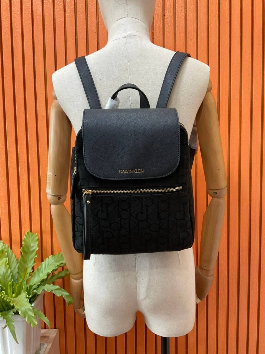 ของแท้ 💯% Elaine Calvin Klein Monogram Small Backpack 💕ของมันต้องมี สวยหรูดูแพงมาก สำหรับรุ่นนี้ และมีฟังชั่นช่องการใช้งานที่มากที่สุด!!! 💕 กระเป๋าสะพายเป้รุ่นใหม่ชนช้อป รุ่นยอดนิยม