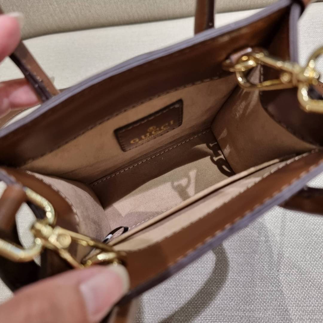 GUCCI Tiger GG mini tote bag ไซส์มินิ ร้อนแรงไฟลุก!! ต้อนรับปีเสืออย่างเป็นทางการ จัดให้แบบเลิศๆ กับกระเป๋าทรงโท้ท วีไอพีพรีเมี่ยมกิ๊ฟ ไซส์มินิ โดดเด่นด้วยฟอนท์ตัวใหญ่ สวยเอกลักษณ์ วัสดุหนังแคนวาสตัดขอบด้วยหนังแท้ ภายในเป็นช่องโล่ง ใส่ของจุกจิกได้ ใส่โทรศ