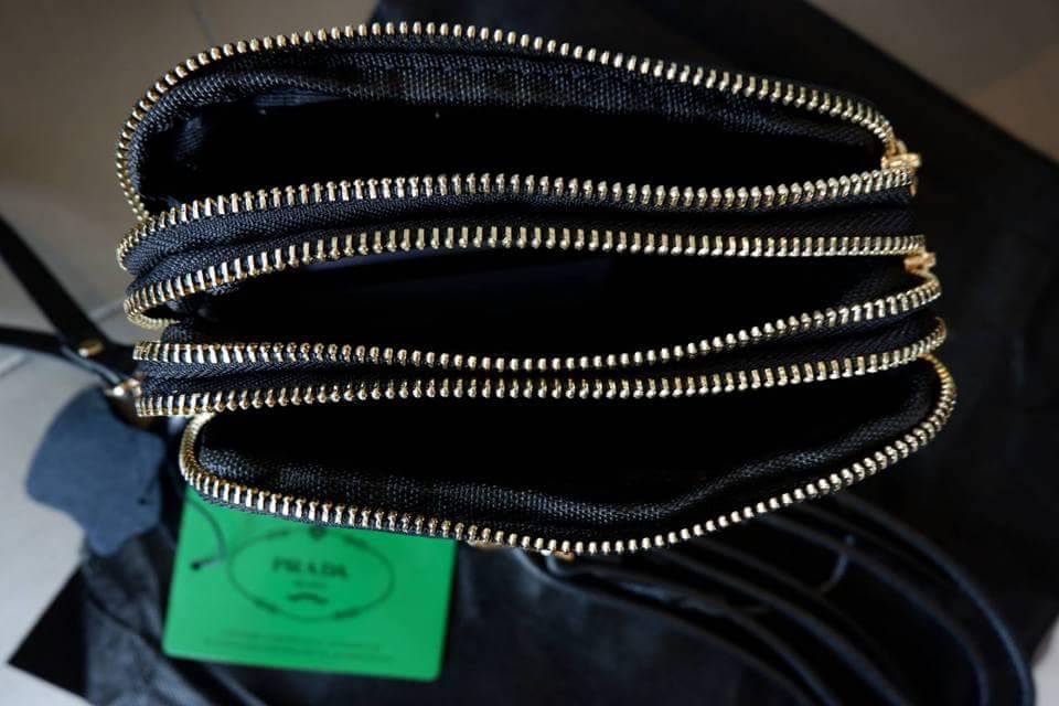 Prada 3 zipper mini crossbody bag งาน premium gift จาก counter ต่างประเทศค่ะ วัสดุ ผ้า nylon ตามแบบฉบับของแบรนด์เลย มาพร้อมกับสาย 2 เส้น มีสายหนังคล้องข้อมมือ และสายยาวสำหรับสะพายไหล่ หรือ crossbody ค่ะ ขนาดกำลังน่ารัก อะไหล่ทองดูหรู ภายใน มีช่องซิปแบ่ง 3