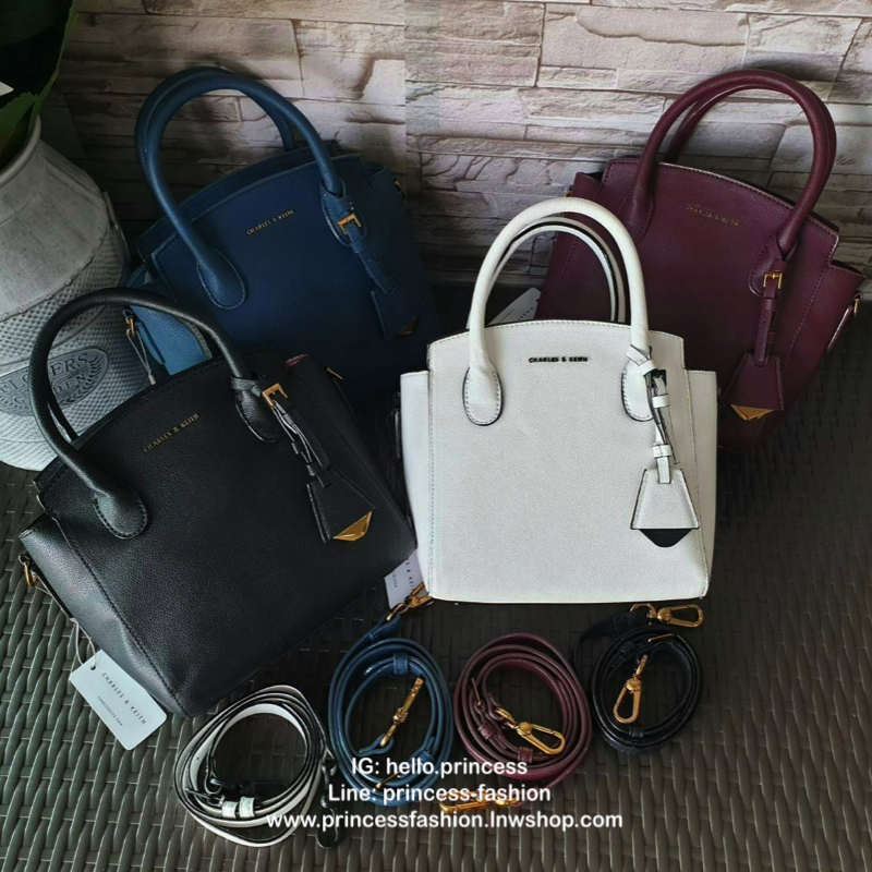 CHARLES & KEITH รุ่น CLASSIC DOUBLE TOP HANDLE BAG CK2-30270225-5 ราคาปกติช้อป (฿2,990.00) กระเป๋าถือ- สะพาย หนังสวยอยู่ทรง สไตล์คลาสสิค เรียบหรู ดูดี ทรงนี้ฮิตตลอดกาล เป็นรุ่นที่ขายดีสุดๆ ไม่มีตกเทรน ด้านหน้าติดโลโก้แบรนด์ อะไหล่ปั้มแบรนด์ มีหมุดรองฐานทั