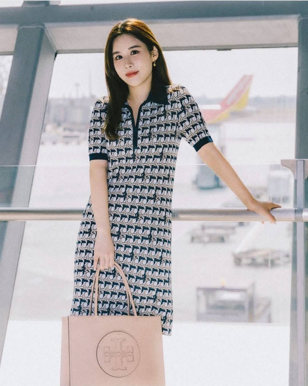 TORY BURCH ECO ELLA TOTE BAG / TORY TOTE BAG พร้อมส่ง 3 สี กระเป๋าสะพายทรงโท้ท ขนาดกำลังสวย จุของได้เต็มที่ รูปทรงคลาสสิคชวนใช้ โดดเด่นด้วย patch โลโก้ คอลเลคชั่นน้องใหม่ ส่งมาให้สาวๆได้ใจฟูอีกหนึ่งไอเท็ม