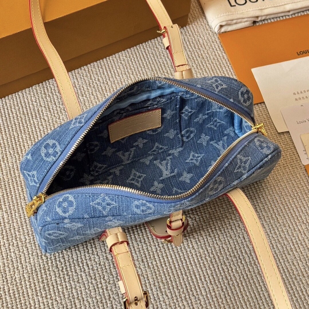 LV Hang On Denim Bag กระเป๋าสะพายดีไซน์วินเทจ งานเดนิมเต็มใบ สวยโดดเด่นไม่เหมือนใคร ปรับดีไซน์กระเป๋าถือรุ่น Cité คลาสสิกจากยุค'80s เป็นทรงโบว์ลิ่งร่วมสมัย