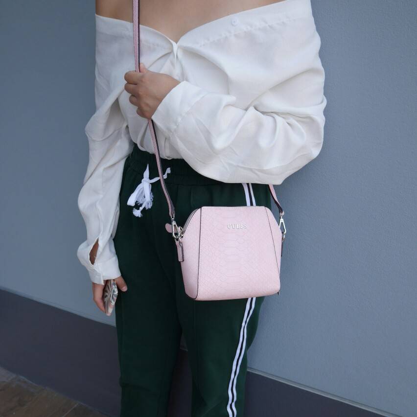 New arrival! กระเป๋าสะพายข้าง หนังจระเข้ ขนาดกระทัดรัด ยี่ห้อ Guess มาพร้อมกับสายหนัง และพื้นที่เก็บของอย่างจุใจ ด้วยดีไซน์เรียบหรูทำให้เข้ากับชุดได้หลากหลายสไตล์ กระเป๋าสะพาย GUESS ผลิตจาก PU แบบนิ่ม เปิด-ปิดด้วยซิป เพิ่มความหรู โดดเด่นด้วย ตกแต่งดีเทลโล