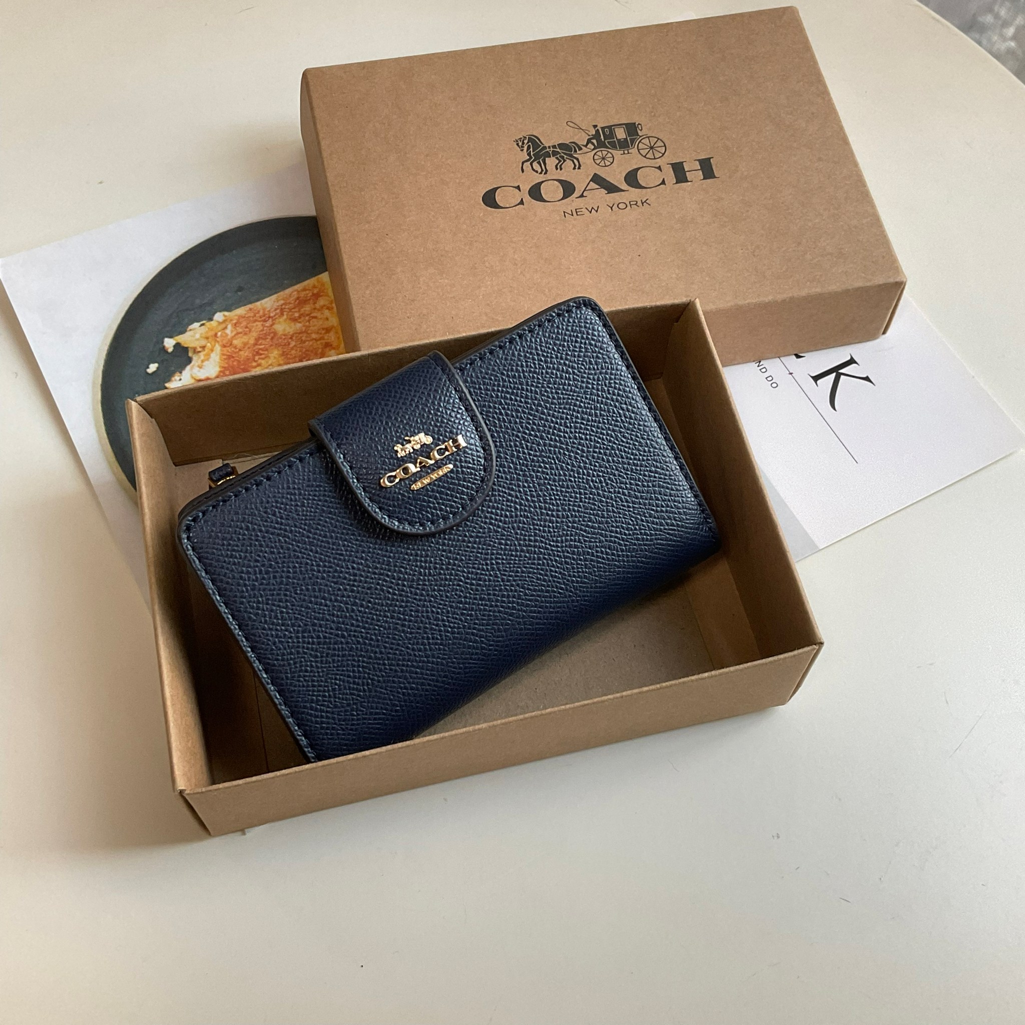 COACH SMALL WALLET IN SIGNATURE CANVAS กระเป๋าสตางค์ใบกลาง แบบพับสองตอน เปิดปิดด้วยกระดุมปั้มแบรนด์ ด้านในมีช่องใส่บัตรหลายช่อง พร้อมช่องใส่รูป และช่องใส่ธนบัตร ด้านหลังมีช่องซิปเหรียญอีกหนึ่งช่อง น้ำหนักเบา พกพาสะดวก อะไหล่ทองสุดหรู ห้ามพลาดค่ะ!