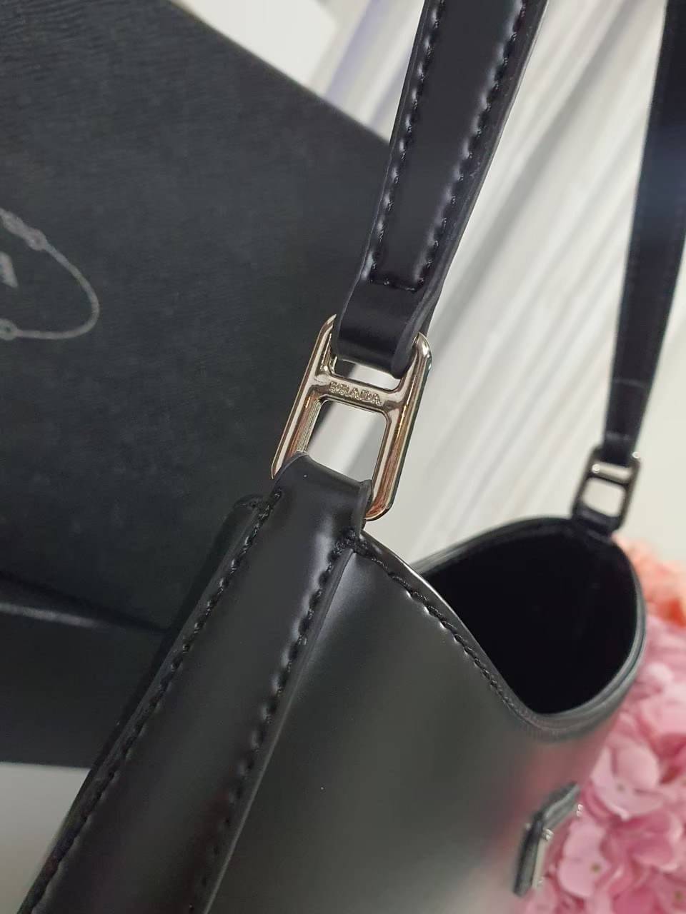 Prada Cleo brushed leather shoulder bag กระเป๋าทรงสวยยอดฮิต กับแบรนด์ PRADA งานพรีเมียมกิ้ฟท์จากแบรนด์ ทรงสะพายไหล่สวยหรูอยู่ทรง PRADA CLEO หนังเรียบดำเงาหรูสุดคลาสสิต เปิดปิดด้วยกระดุมอะไหล่เงินทั้งใบ ด้านในใส่กระเป๋าสตางค์ยาว มือถือ ของจุกจิกได้เยอะ มีป