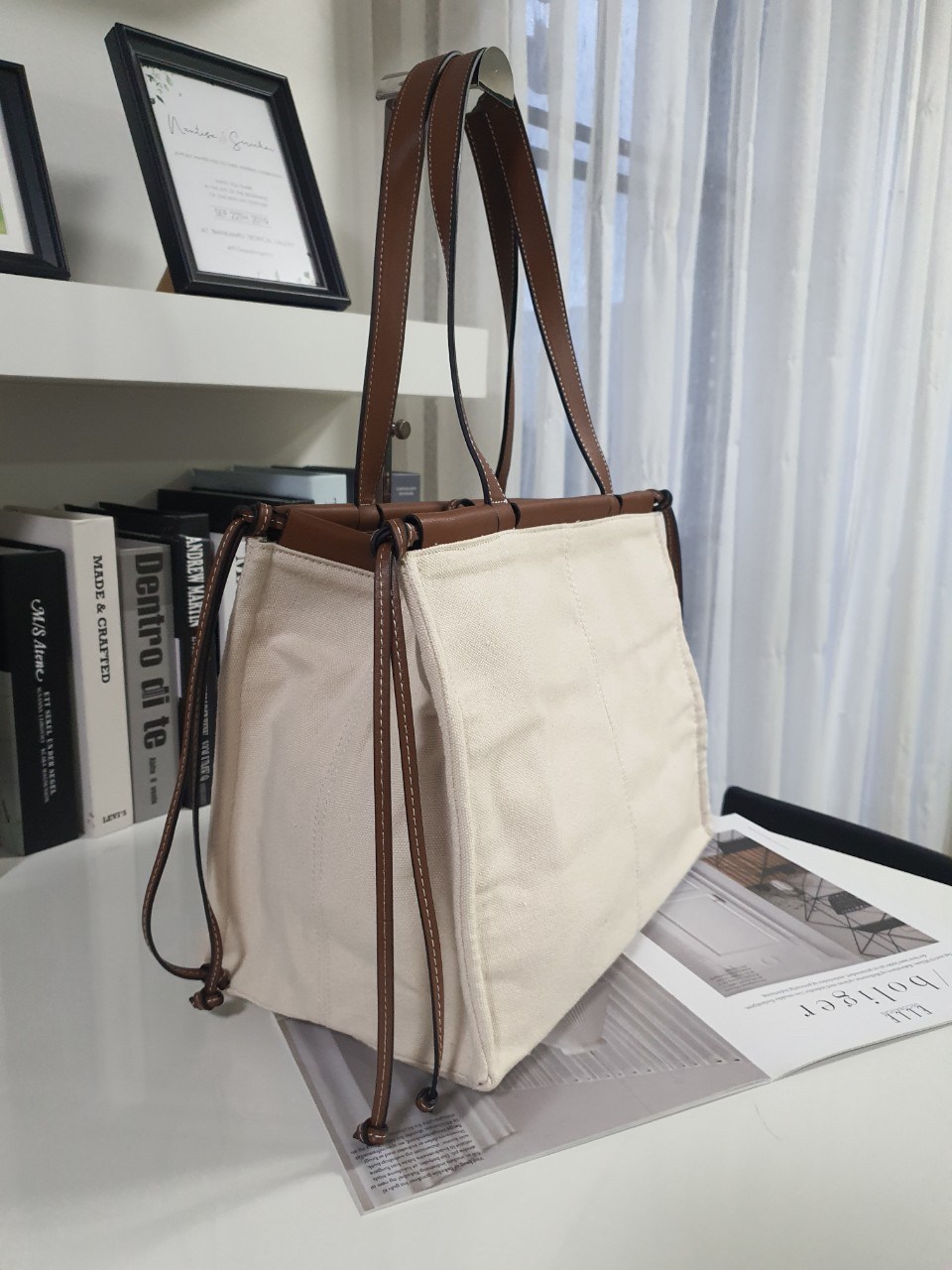 พร้อมส่งที่ไทยแล้วกับ LOEWE CUSHION TOTE BAG VIP GIFT WITH PURCHASE-GWP พรีเมี่ยมกิ๊ฟ จาก LOEWE PERFUME DUTY FREE COUNTER ด้านหน้าปักหนังปั้มโลโก้แบรนด์สวยหรู ทรงใบใหญ่ สะพายไหล่ *จุของได้เยอะมาก สามารถใส่ NOTEBOOK IPAD ได้สบายค่ะ น้ำหนักกำลังดี มาพร้อมสา