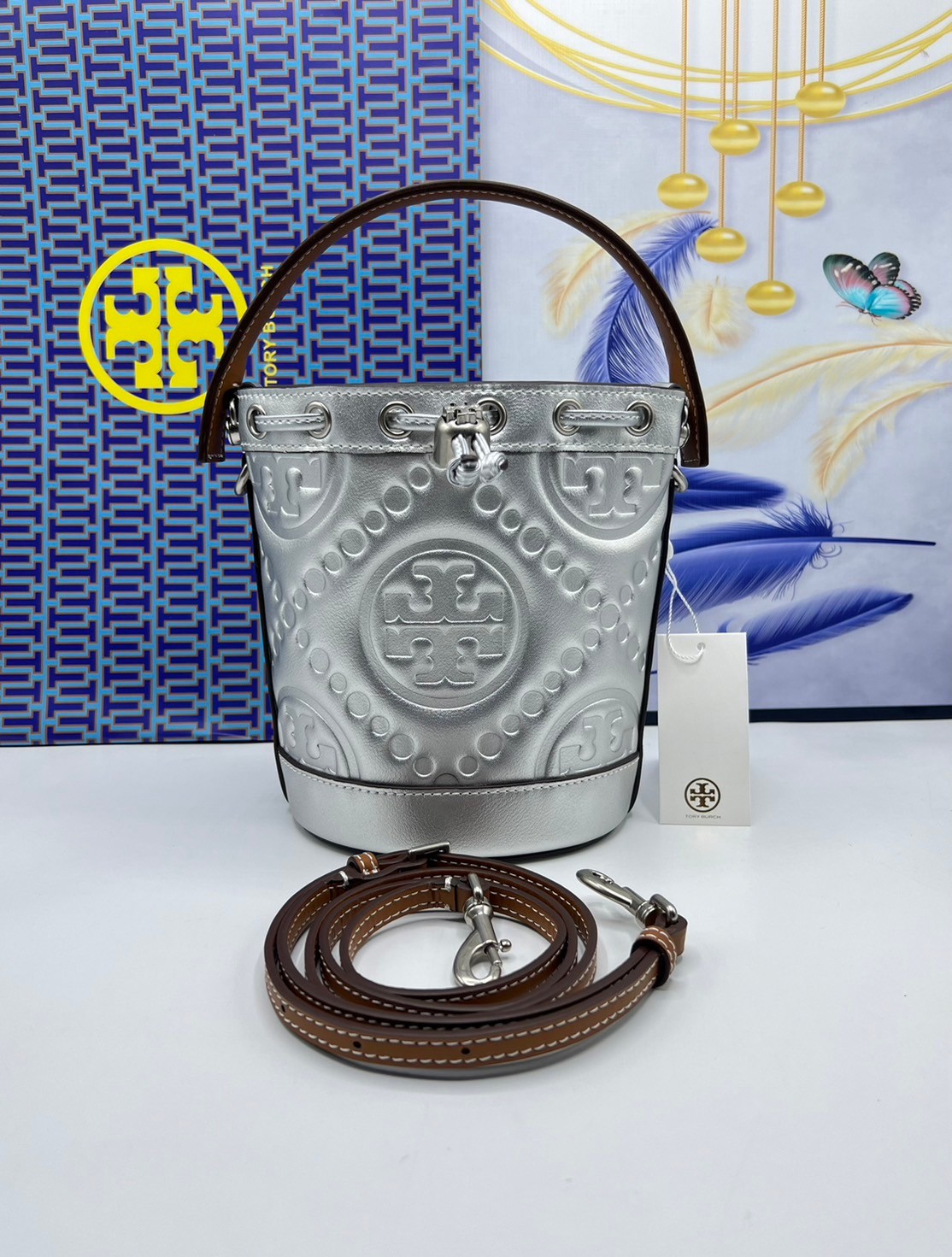 6 สี Tory Burch Puffy Mini / Tory burch T Monogram Puffy Patent Mini Bucket Bag / Tory Bucket Bag กระเป๋าบัคเกต size เล็ก โดดเด่นด้วยโลโก้ตัวนูนปั๊มด้านหน้า