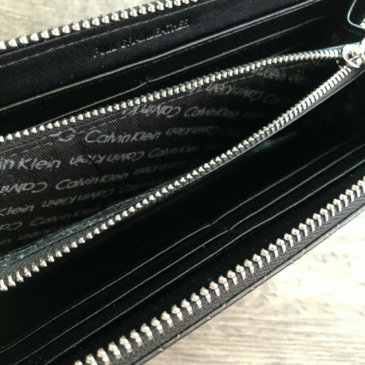 Calvin Klein Long Wallet กระเป๋าสตางค์ใบยาวซิปรอบ ภายในมีช่องใส่ธนบัตร ช่องใส่บัตรหลายช่อง และช่องซิปสำหรับใส่เหรียญ จะมอบเป็นของขวัญหรือใช้เองก็แนะนำเลยค่ะ
