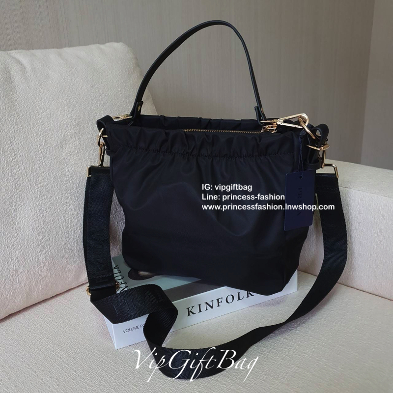 Prada nylon รุ่น Limited edition **กระเป๋าทรงน่ารัก จับจีบปากกระเป๋า ดีมาก วัสดุผ้าNyonกันน้ำ ตามแบบฉบับแบรนด์ เปิด/ปิดด้วยซิป ภายในเย็บติดป้ายหนังแบรนด์ มีช่องซิปเล็ก1 สามารถใส่ของจุกกจิกได้ สามารถใส่IPad mimiได้ มีช่องซิปเล็ก1ช่อง มาพร้อมสายหนังสั้นคล้อ