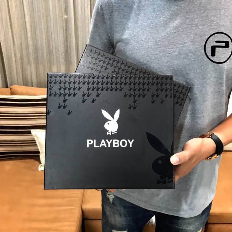 PLAYBOY LEATHER BELT & LONG WALLET VALUE PACK Limited Edition จาก Playboy เซทนี้สุดคุ้มค่ะได้ทั้งเข็มขัดและกระเป๋าสตางค์ใบยาวแบบใส่มือถือได้ มีช่องใส่รูป ช่องใส่บัตร ช่องใส่ธนบัตร แบงก์พัน ช่องซิปใส่เหรียญ แยกเป็นสัดส่วน พร้อมกล่องแบรนด์สามารถมอบเป็นของขว