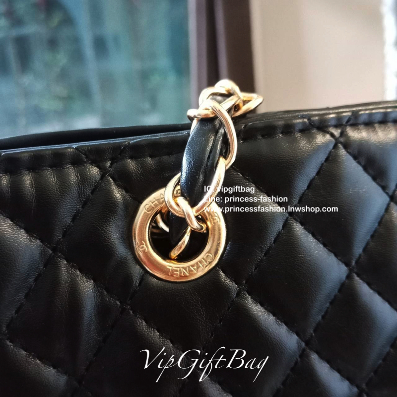 Chanel Tote & Shopping Bag กระเป๋าสะพายทรง Shopping Bag พรีเมี่ยมกิ้ฟ Limited Edition ของแท้ 100% นำเข้าจาก Chanel Perfume Counter ใบใหญ่วัสดุหนัง PU ประดับโลโก้ CC สุดคลาสสิค ซับใน Polyester 100% เปิดปิดด้วยกระดุมแม่เหล็ก จุสุดๆ สามารถใส่เอกสารA4หนังสือ 