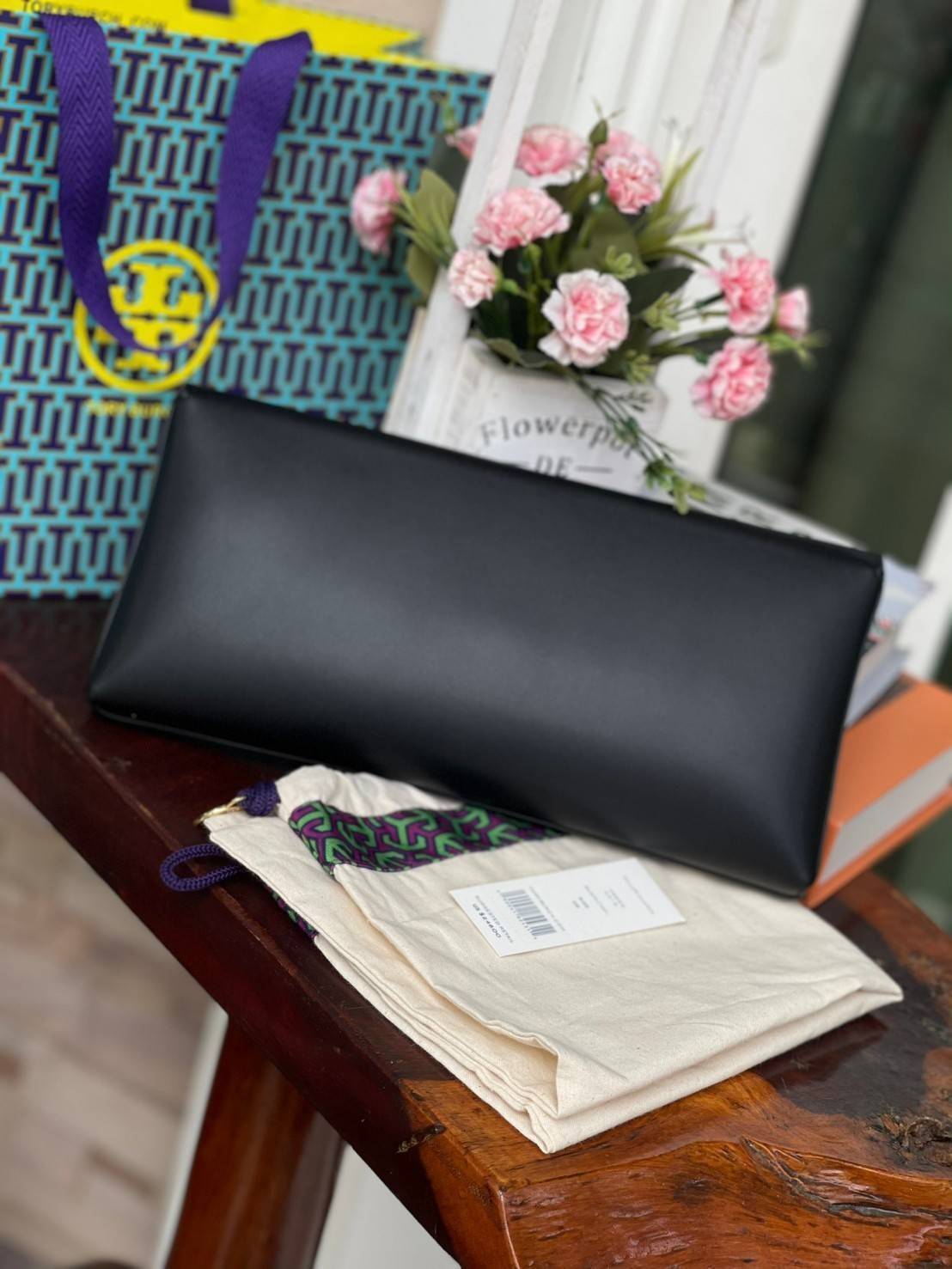 Tory burch Miller Metal clutch กระเป๋าคลัทช์ดีไซน์เรียบหรูออกแบบมาได้อย่างลงตัว ด้วยรูปทรงที่สวยงามและทันสมัย จากแบรนด์ Tory Burch ขนาดกำลังดี สามารถใส่กระเป๋าสตางค์หรือเครื่องสำอางค์ได้ตามขนาดกระเป๋า ในเรื่องของดีไซน์และLogo DoubleT เฉดเดียวกับสีของกระเป