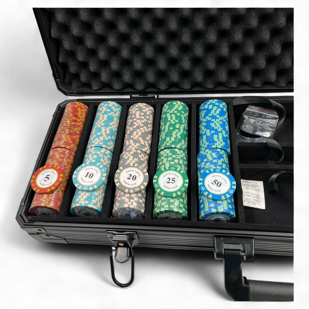 ชุดชิปโป๊กเกอร์ MONTE CARLO พร้อมกระเป๋าใส่ชิปแบบหนาสีดำขนาดบรรจุ 500 ชิปพร้อมผ้าปู