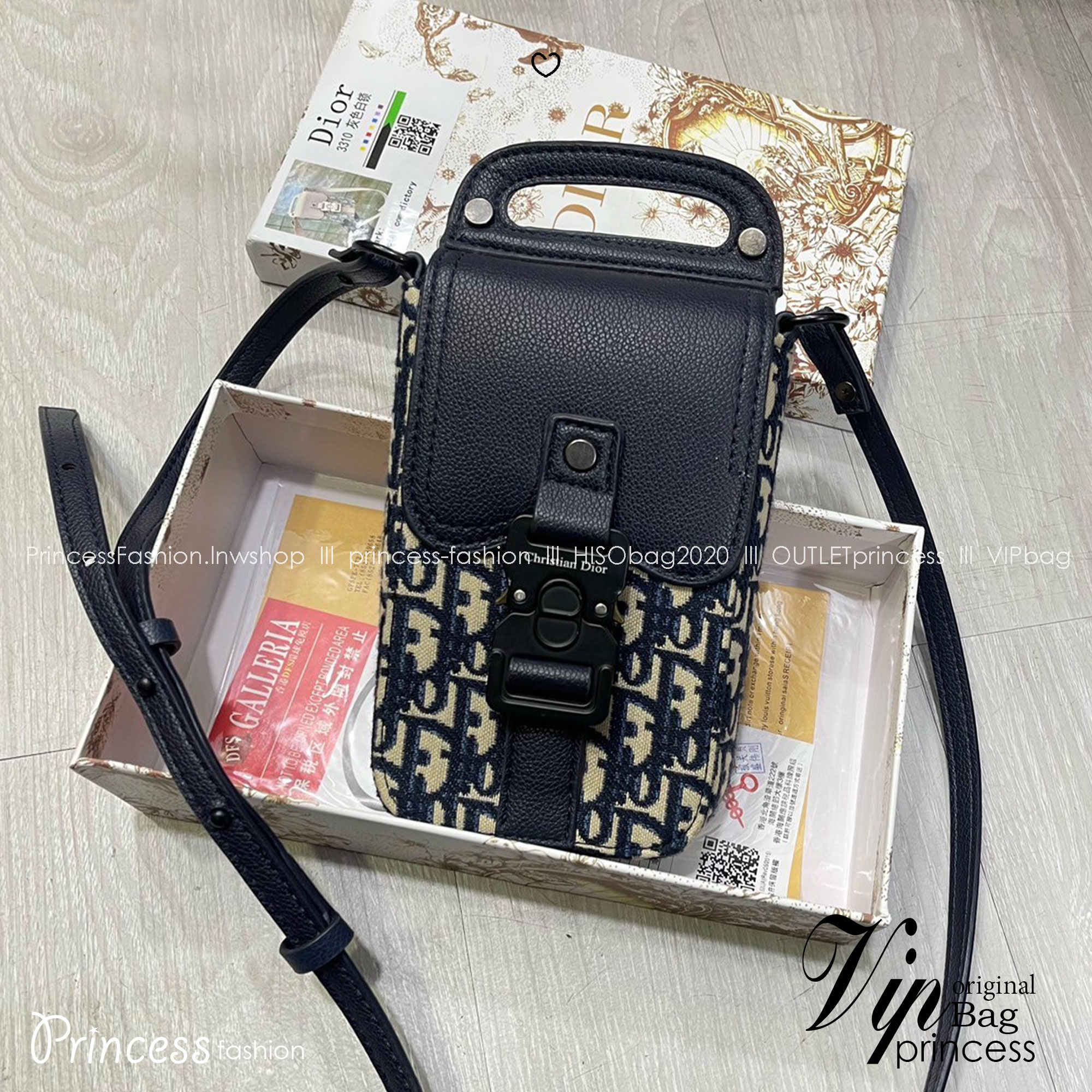 DIOR Phone Bag / DIOR Saddle Vertical Pouch With Strap Oblique Jacquard กระเป๋าสะพายใส่โทรศัพท์แฝงความหรูตามเอกลักษณ์แบรนด์ ได้ใจหนุ่มๆไปเลยใบนี้!! หลงรักตั้งแต่แรกเห็นมีอยู่จริง!! สะพายข้างคูลๆ พกพาไปไหนๆได้สะดวก คล่องตัวกว่าเดิม