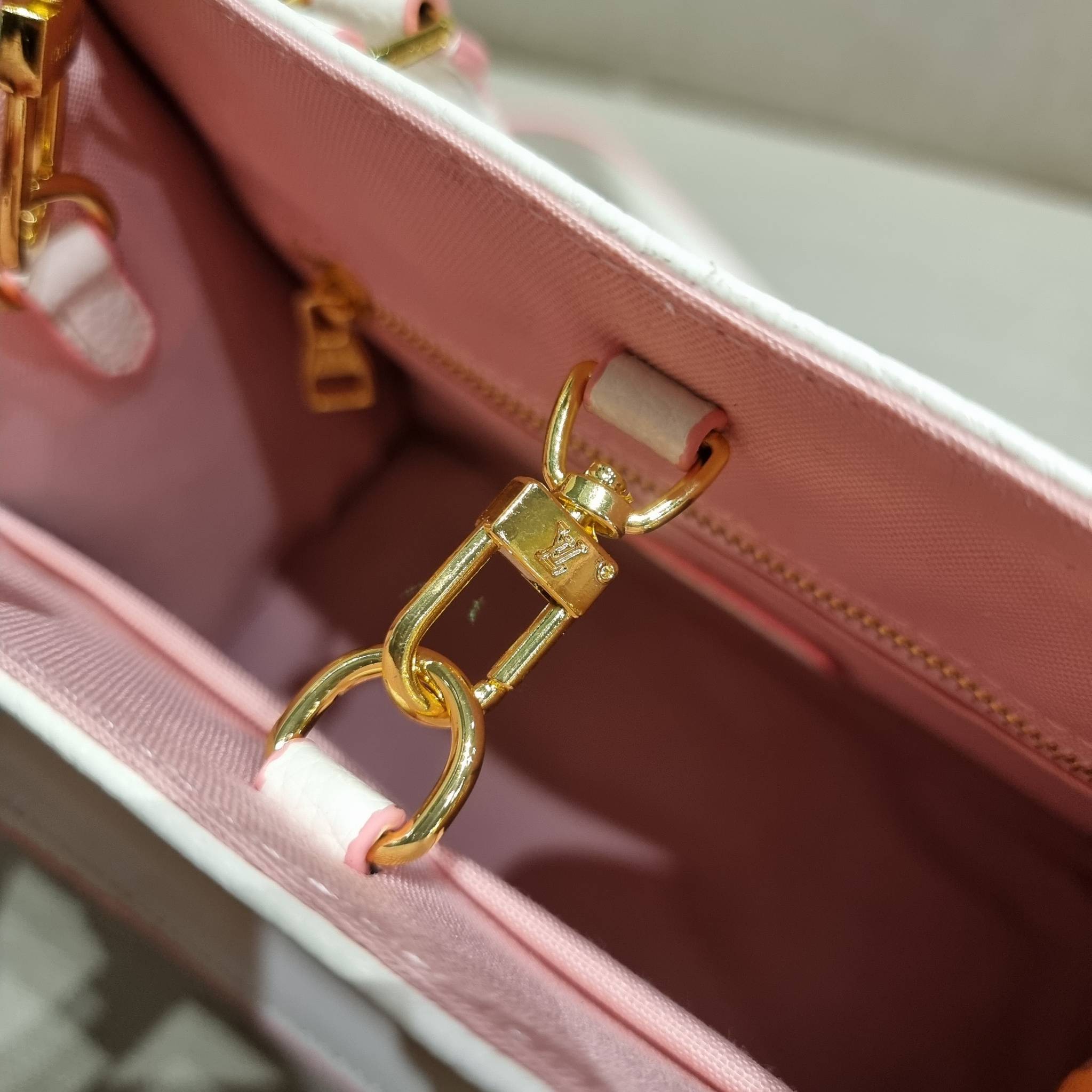 LV crossbody tote bag / LV Shopping Bag ดีไซน์ใหม่ น่ารัก ละมุน น่าใช้มาก กระเป๋าทรงโท้ทที่ใครเห็นต้องเป็นคลั่งรัก ดีไซน์คลาสสิค ผู้ดี หรูหรา โทนสีใช้งานง่าย ทุกสไตล์ วัสดุหนัง pepble มาพร้อมหูจับในตัว คล้องแขนก็ดูแพง หรือจะเกี่ยวสายครอสสะพายก็อัพลุคได้เล