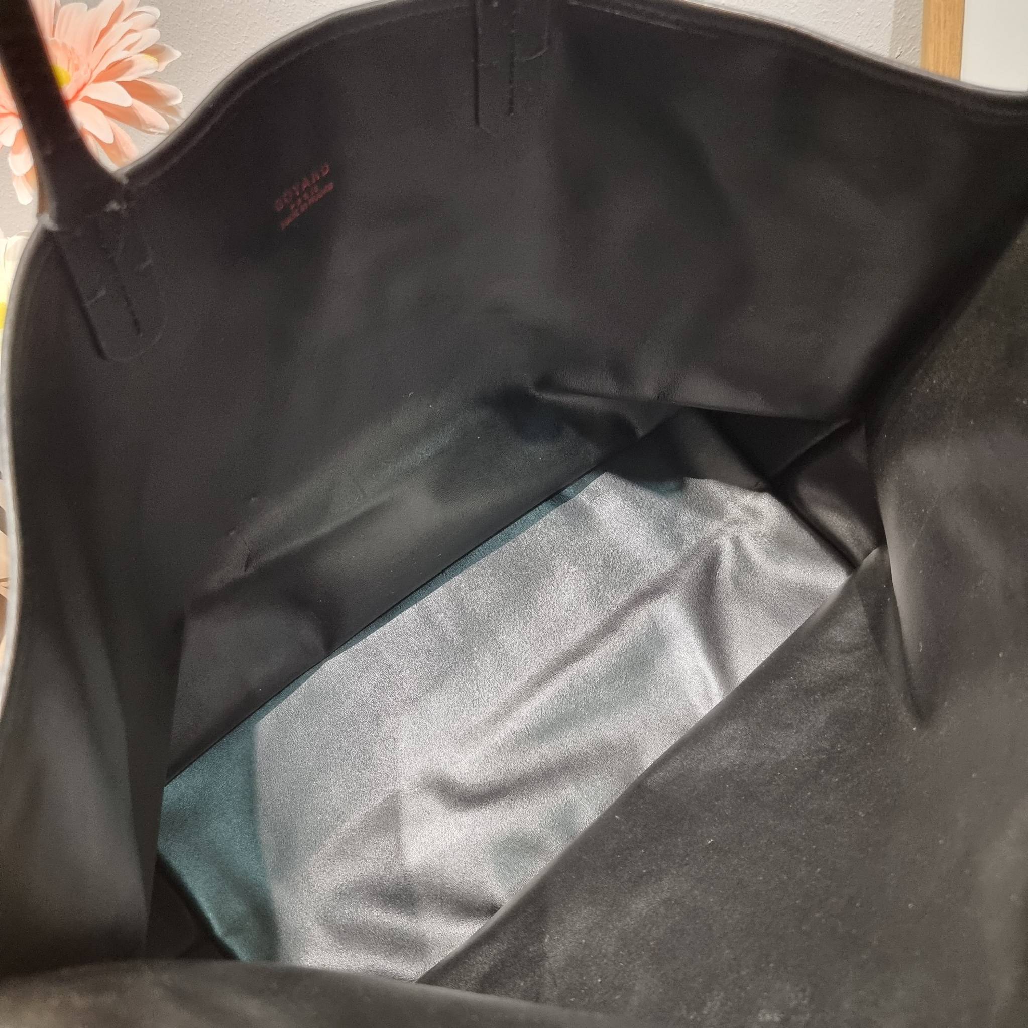 GOYARD ANJOU REVERSIBLE TOTE กระเป๋าสะพายทรงโท้ท ใบใหญ่จุใจ!! กลับด้านใช้ได้ทั้ง 2 ด้าน มาครบสีขายดี เลิศทุกสี รูปทรงคลาสสิค ดีไซน์เป็นเอกลักษณ์ ใช้งานได้หลากหลาย