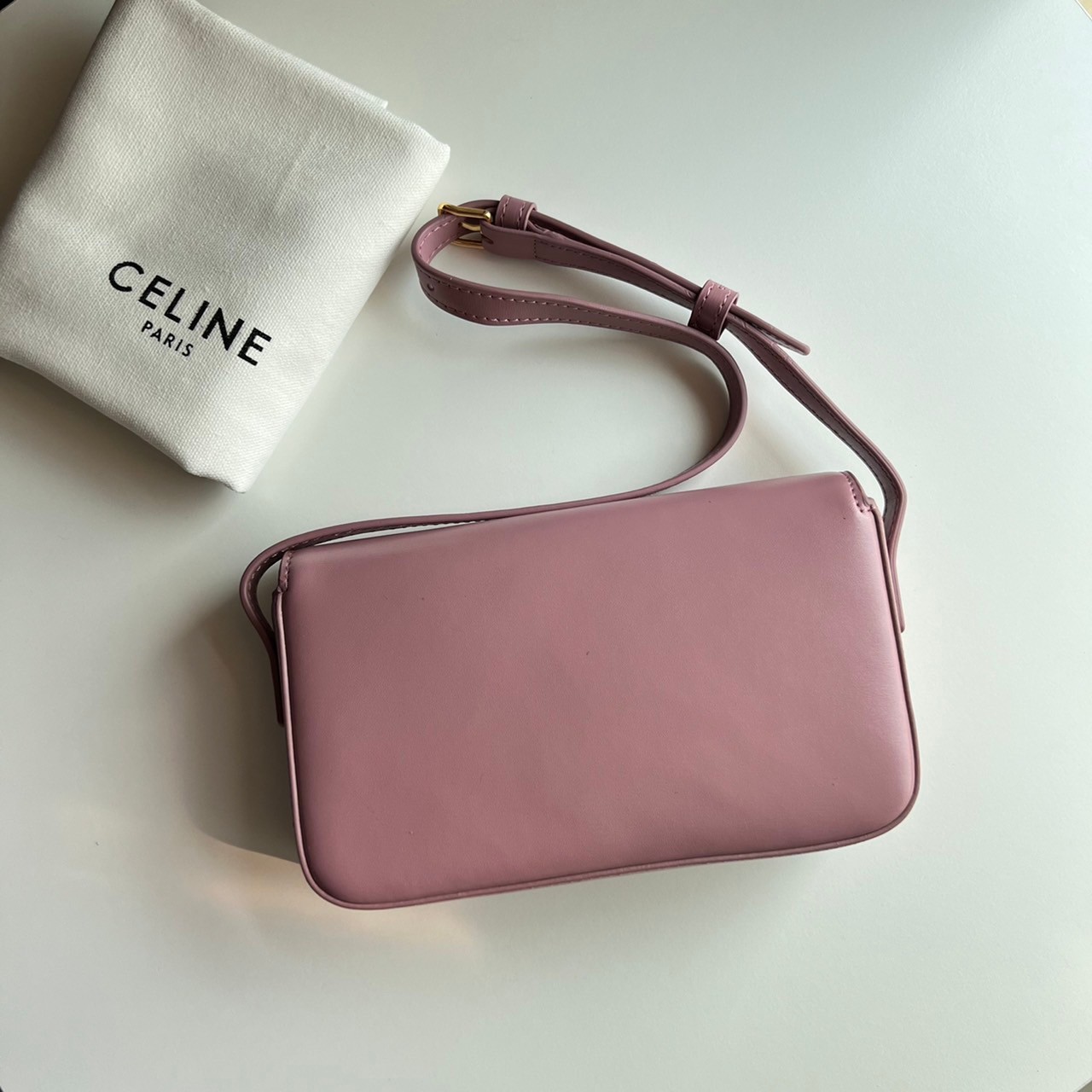 พร้อมส่งที่ไทยแล้วกับ CELINE TRIOMPHE SHOULDER BAG งานหนังเรียบสวยมาก กับสีโทนหวานๆ สาวๆ สายคิ้วห้ามพลาดเลยน้าาา ลวดลายสวยหรู ด้านในเปิดด้วยด้วยที่บีบโลโก้อะไหล่ทอง จุของได้กำลังดี ใส่โทรศัพท์ กระเป๋าสตางค์ใบสั้น ของจุกจิกได้ เหมาะกับสาวๆในวันที่อยากครอสบ