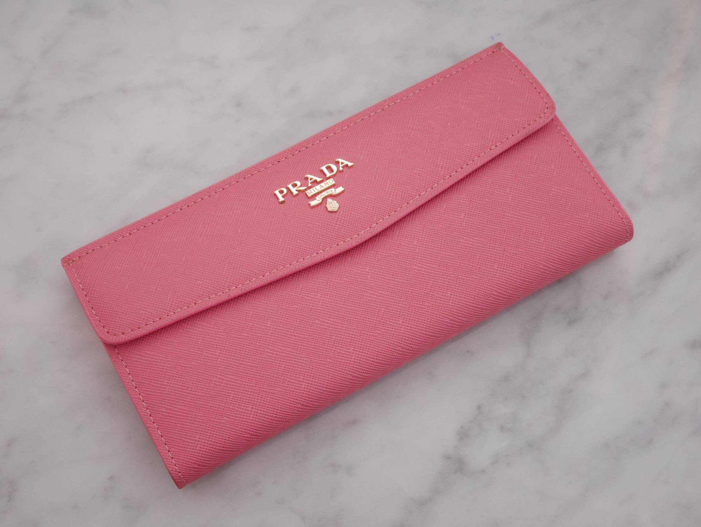 พิเศษ อุปกรณ์ครบset ค้า Best Seller~~ กระเป๋าสตางค์ยาว **ทรงหรู จากงานพรีเมี่ยมกิ้ฟ จากเคาเตอร์ต่างประเทศ จากแบรนด์ PRADA ลายหนัง saffiano ของแท้ 100% มีช่องใส่บัตร ถึง 12 ช่อง และช่องซิปใส่ของจุกจิกได้ น้ำหนักเบา จับถนัดมือ ขนาดกำลังดีคะ ถือแล้วดูดี อะไห