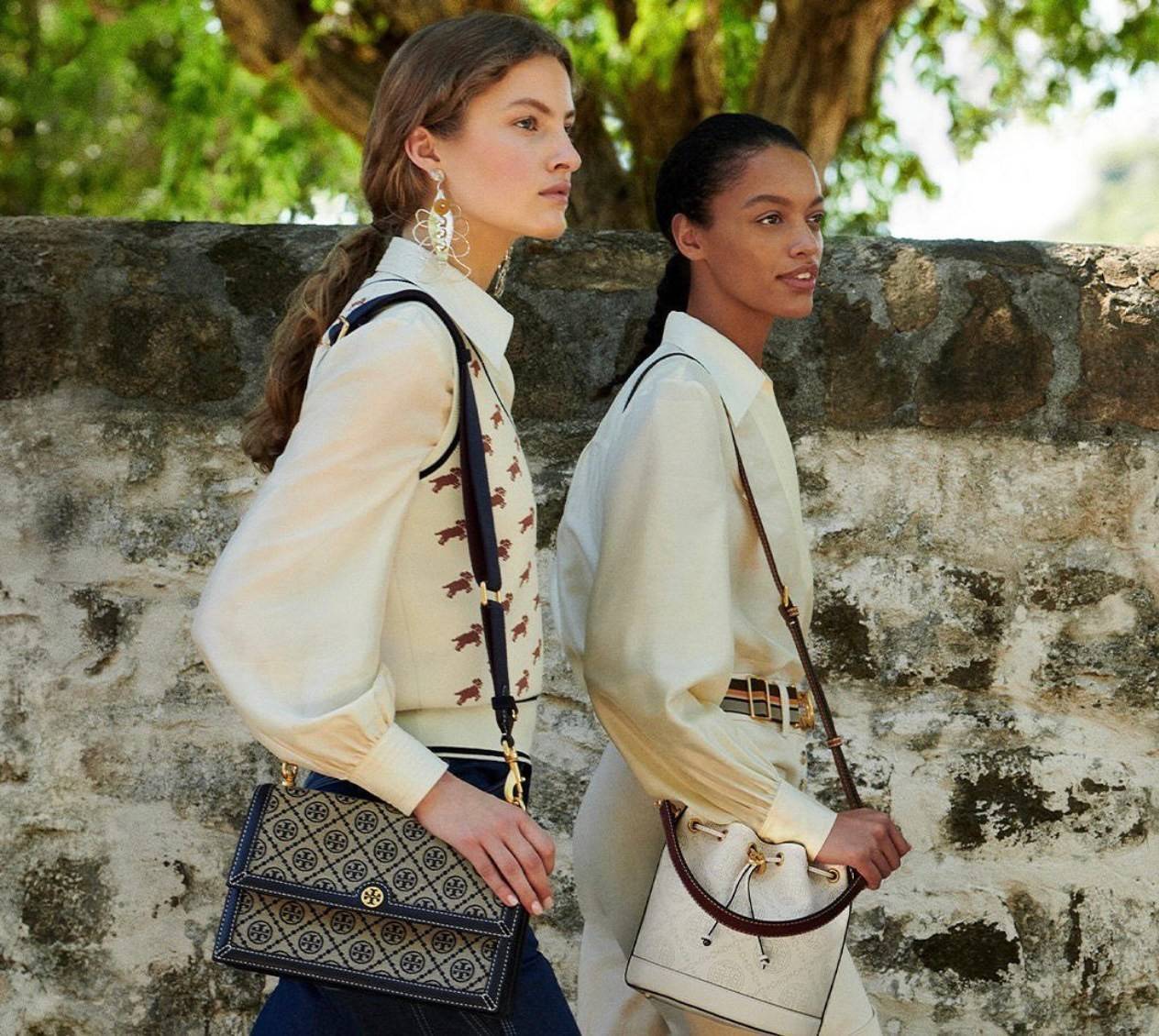 Tory burch t monogram jacquard shoulder bag คอลเลคชั่น T Monogram สำหรับคอลเลคชั่นฤดูใบไม้ผลิ 2021 เราสร้างสรรค์ลายโมโนแกรมที่ได้รับแรงบันดาลใจมาจากลวดลายการถักทอผ้าห่มของชาว Pennsylvania Dutch แบบดั้งเดิม เป็นการเฉลิมฉลองโลโก้สุดไอคอนนิคของแบรนด์ โดดเด่น