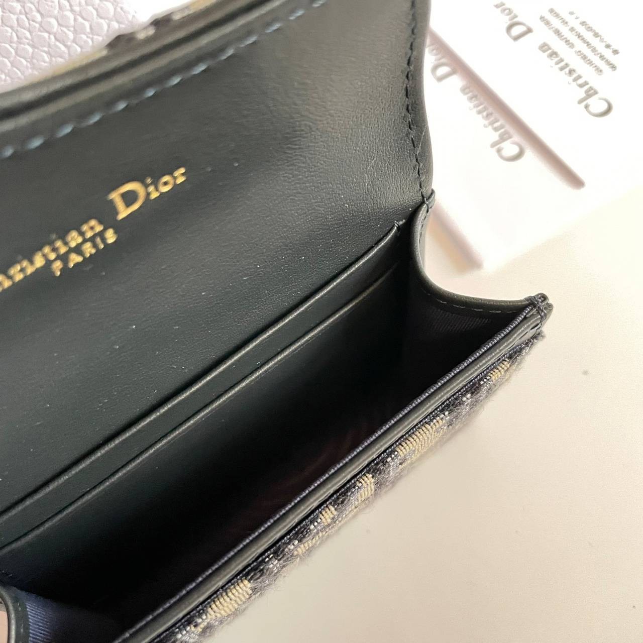VIP 】DIOR MONOGRAM SADDLE FLAP CARD HOLDER BLACK กระเป๋าใส่บัตร ใส่เหรียญ วัสดุหนังแท้ และผ้า Jacquard อย่างดี ทอสวยงามที่สุด ผสมผสานความสง่างามและคลาสสิกที่เข้ากับยุคสมัย ด้านหน้าโดดเด่นด้วยซิกเนเจอร์ของ Christian Dior อะไหล่สีทองอ่อน เงางาม เป็นอีกหนึ่ง