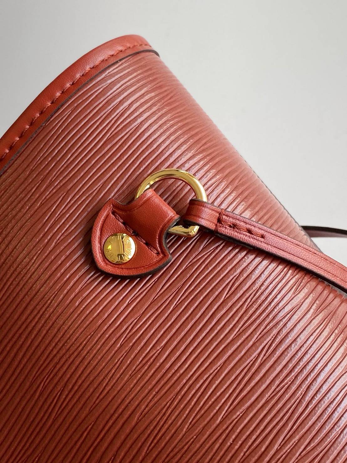 เกรดเทพ Top ORI | LV Neverfull MM Epi Leather กระเป๋าทรงโท้ทเนเวอร์ฟูล หนังแท้เกรดดีสุด หนังลายไม้ พร้อมใบลูก ลายโมโนแกรม ด้านในบุด้วยซับในไมโครไฟเบอร์ ช่องพ็อกเก็ต ซิป 1 ช่อง งานสวยมาก ตัดเย็บดีทุกจุด 🤍 เกรดเทพออริจินอล สลับแท้ 1:1