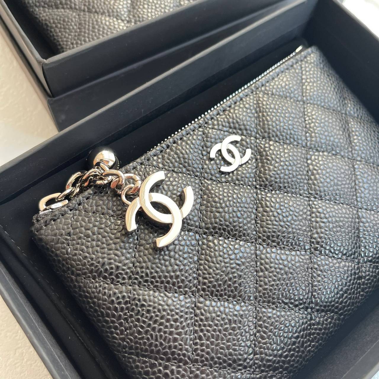 CHANEL MINI WALLET CAVEAR งานหนังแท้คาเวียร์สวยหรู ใช้งาน ตทป ได้ กระเป๋าใส่การ์ดหรือใส่แบงค์ รุ่นใหม่ที่สามารถใส่การ์ดได้เยอะ งานสวยมากค่ะ
