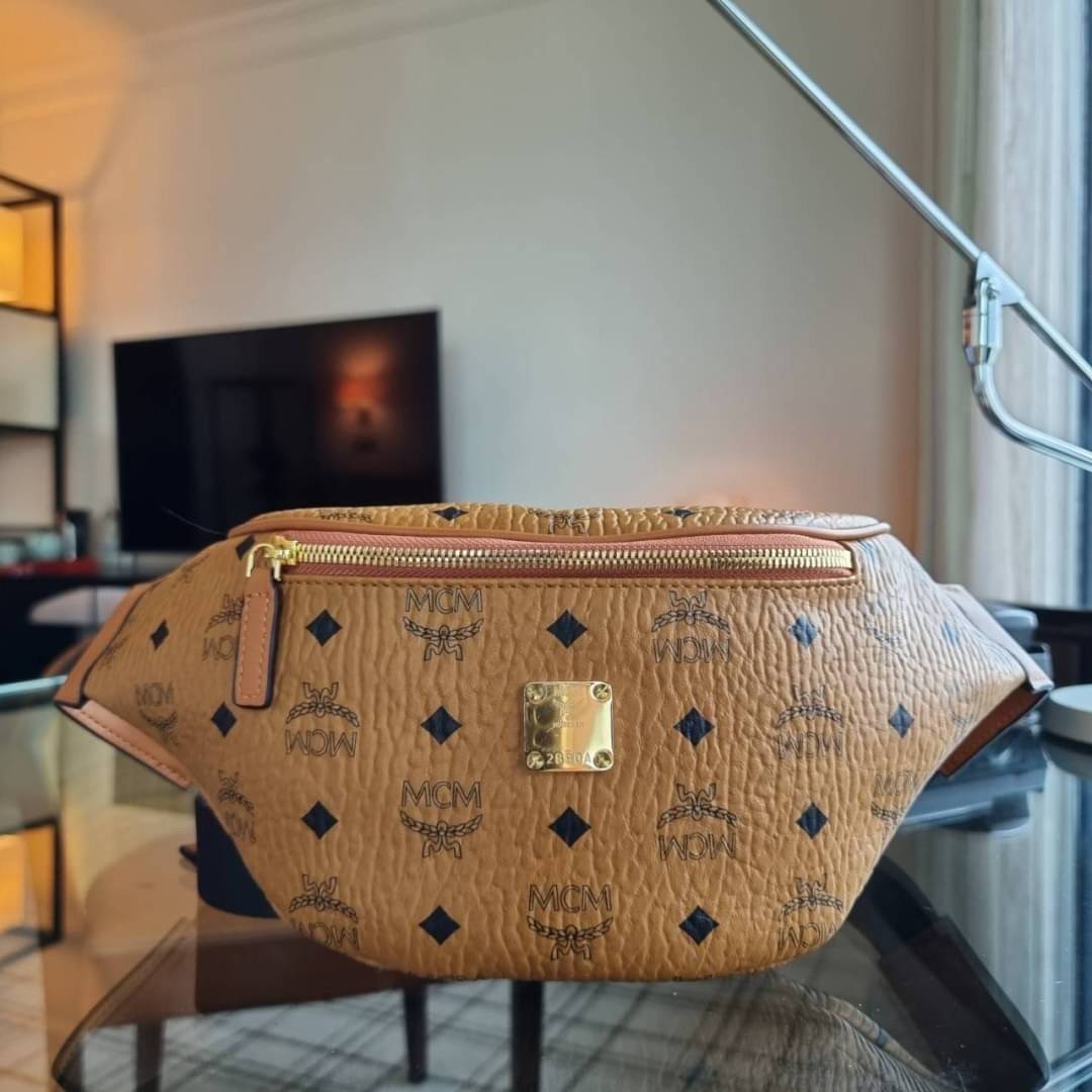 M.C.M STARK BELT BAG IN VISETOS รุ่นยอดฮิต!! หนุ่มๆสาวๆใช้ได้ไม่มีเบื่อ!! 🎉⭐️⚡️🛎 กระเป๋าคาดอกรุ่นขายดี ลายวิเซโต้เอกลักษณ์ ทั้งสปอร์ตและดูหรูในตัว ใช้งานง่าย ได้ทุกลุค วัสดุหนังแคนวาสคุณภาพดี มีช่องซิปหลัก และซิปรอง ภายในเป็นช่องโล่