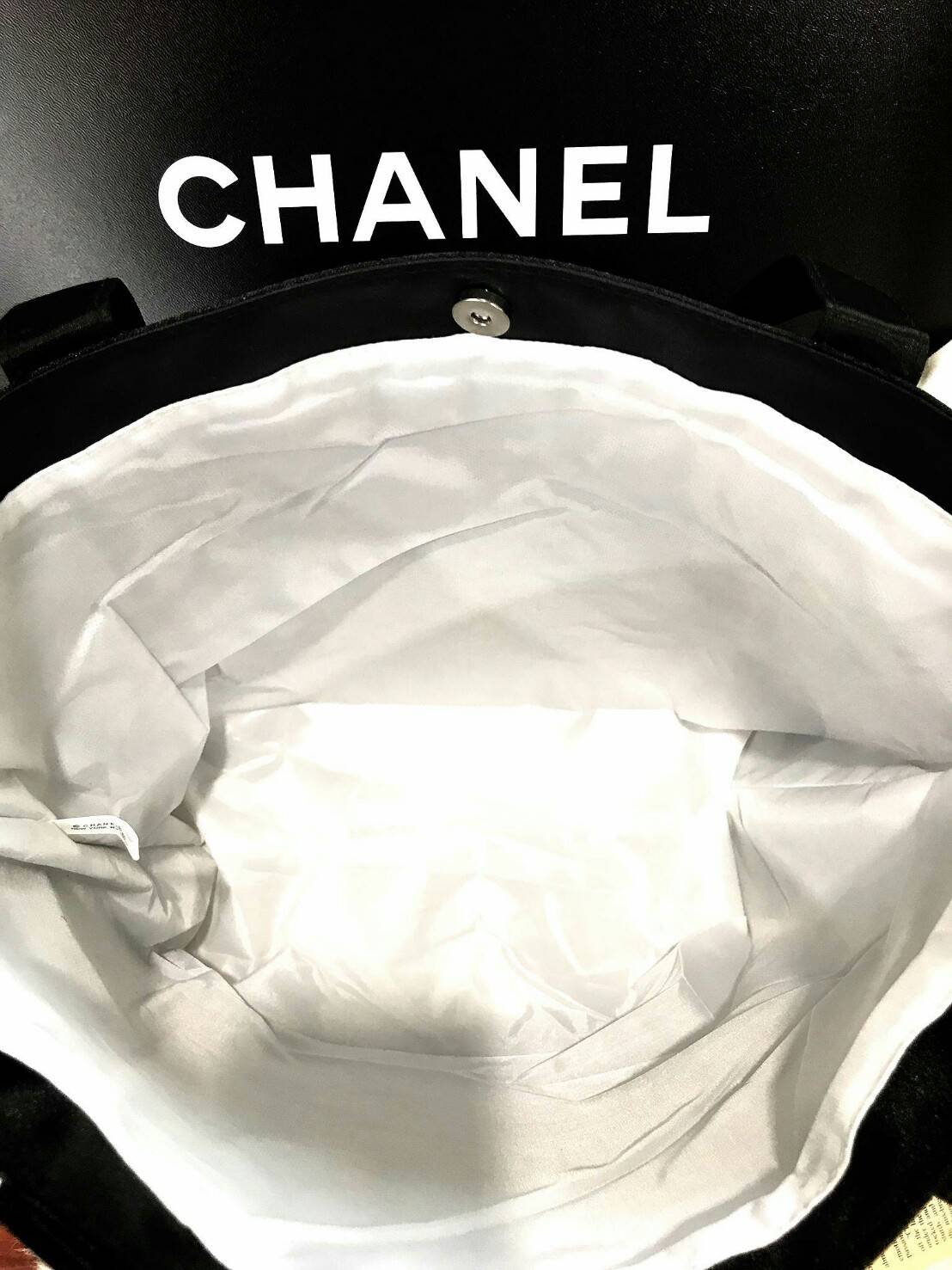 มาใหม่ค้า! Chanel Beaute Black Satin Shopping Bag กระเป๋าสะพาย ShoppingBag VIP GIFT WITH PURCHASE Limited Edition ของแท้นำเข้าจากเคาน์เตอร์ Chanel Beaute ใบใหญ่สีดำสุดคลาสสิค ซับใน Polyester 100% เปิดปิดด้วยกระดุมแม่เหล็ก น้ำหนักเบา จุสุดๆ ใส่เอกสารA4หนัง