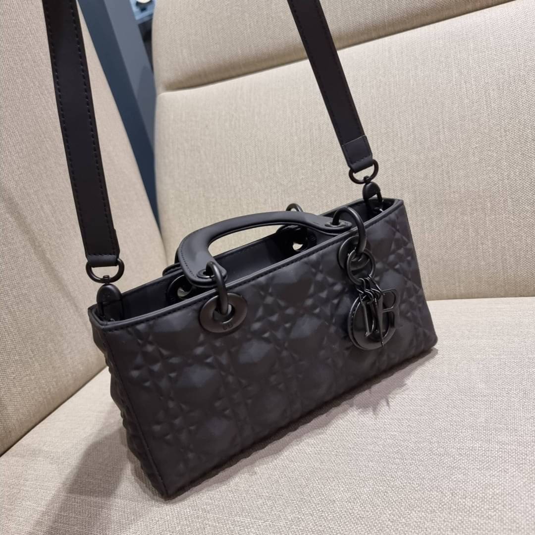 พร้อมส่ง DIOR LADY D-JOY BAG Cannage Calfskin with Diamond Motif / CD LADY D-JOY BAG ดีไซน์ใหม่ อัพเลเวลความหรู กับกระเป๋าสะพายข้างที่รอบนี้ดีไซน์รูปทรงโฉมใหม่ ใช้งานง่ายขึ้น สะดวกใช้มากขึ้น
