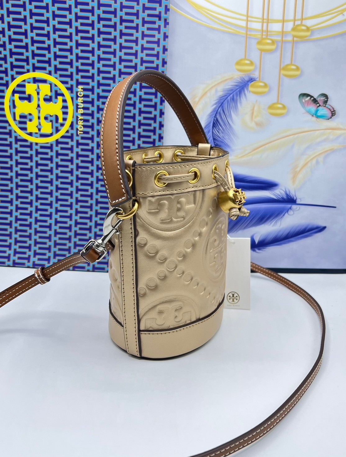6 สี Tory Burch Puffy Mini / Tory burch T Monogram Puffy Patent Mini Bucket Bag / Tory Bucket Bag กระเป๋าบัคเกต size เล็ก โดดเด่นด้วยโลโก้ตัวนูนปั๊มด้านหน้า
