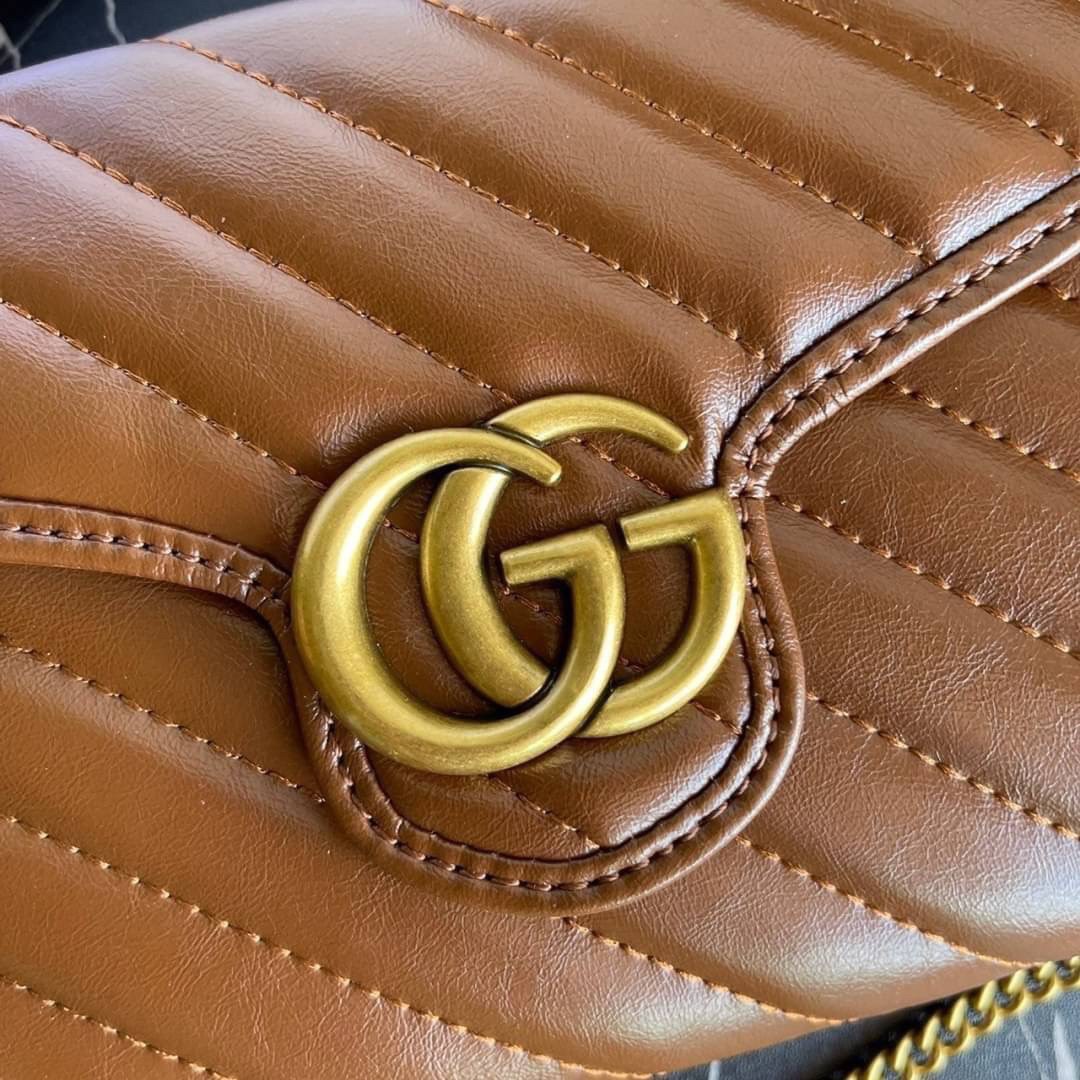 หนังแท้ GG Marmont matelassé mini bag พร้อมส่งที่ไทย GUCCI Wallet on Chain ภาพสินค้าถ่ายจากงานขายจริง รุ่นนี้หนังสวยมากค่ะ ละมุนที่สุด ใส่บัตร ใส่แบงค์ได้ รับรองว่าจะเป็นกระเป๋าที่จะหยิบใช้งานได้บ่อยๆ รับประกันความสวยปังค่าาา