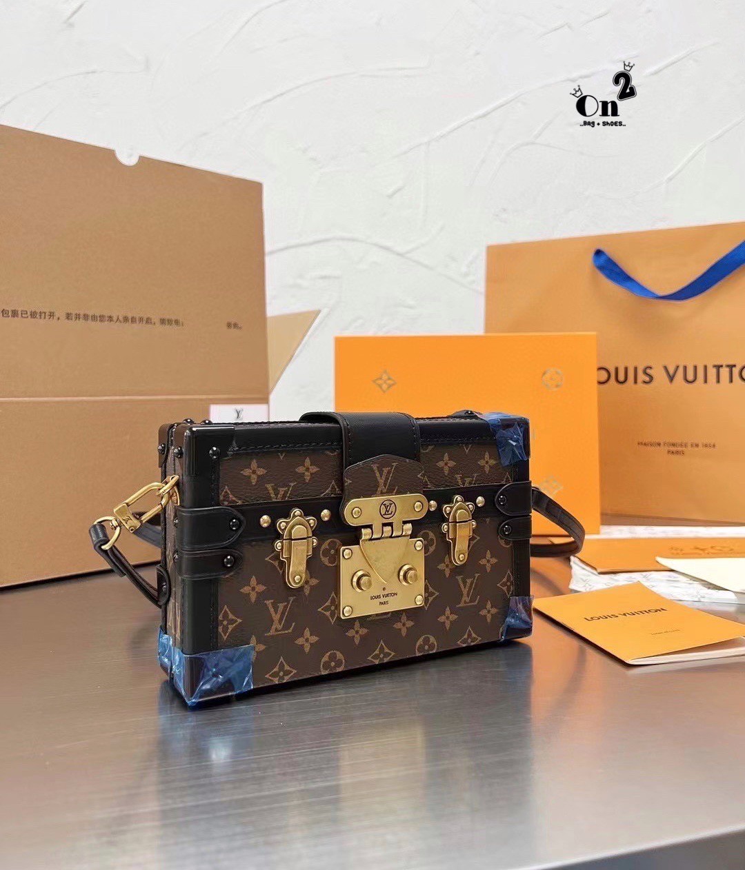 Louis vuitton trunk monogram / LV TRUNK CLUTCH 8" vip mirror ภาพถ่ายจากงานขายจริง กระเป๋าสะพายลายโมโนแกรมทรงกล่อง เปิดได้รอบ งานสวยเป๊ะมากค่ะ สวยรุ่นนี้ดาราใช้กันเยอะผู้หญิงสะพายได้ ผู้ชายสะพายดี ใครรออยู่รอบนี้ห้ามพลาดน้า