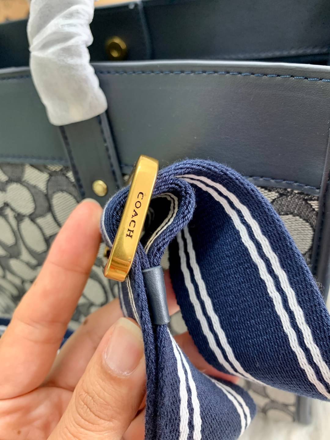 สวยๆ เคลียสต๊อค มีไม่มากจร้าา! COACH TOTE FIELD JACQUARD BAG ((C3282)) กระเป๋าหิ้ว//สะพายข้าง JacquardลายC+หนังแท้ สวยงามลงตัวมากๆค่ะ ปากกระเป๋าเปิดปิดแบบกระดุมแม่เหล็ก ภายในกว้าง สาวๆทีาสัมภาระเยอะบอกเลยเหมาะมากค่ะ