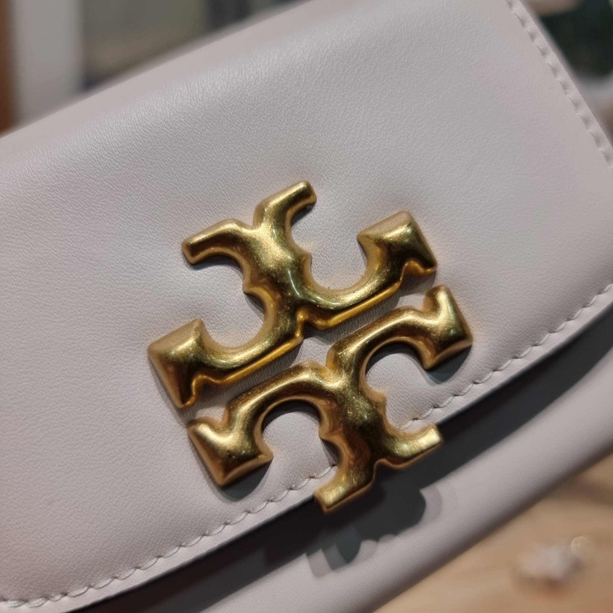 Tory wallet bag / TORY BURCH ELEANOR COMPACT WALLET กระเป๋าสตางค์ใบสั้นรุ่นขายดี แบบพับ ตัวมัมตัวแม่มากๆ ดูหรูหราทุกสี ดีไซน์คลาสสิค ขนาดกำลังพอเหมาะ โดดเด่นด้วยโลโก้สีทองดูแพง