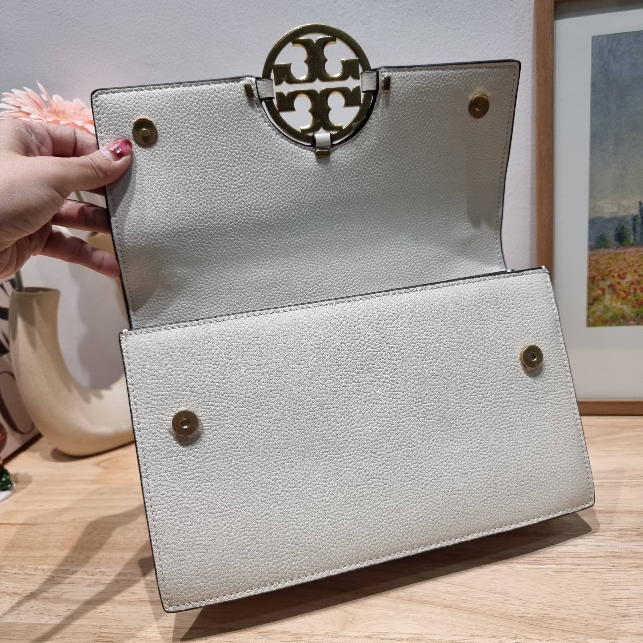 TORY BURCH MILLER SHOULDER BAG / Tory Burch Bag รุ่นยอดนิยม รุ่นหายาก รุ่นที่สาวๆตามหา ใบนี้เลย!! สวยหรู ผู้ดีทุกสี กระเป๋าสะพายไหล่ ดีไซน์อยู่ทรง คลาสสิคแฝงความหรูด้วยโลโก้สีทองอร่ามโดดเด่น