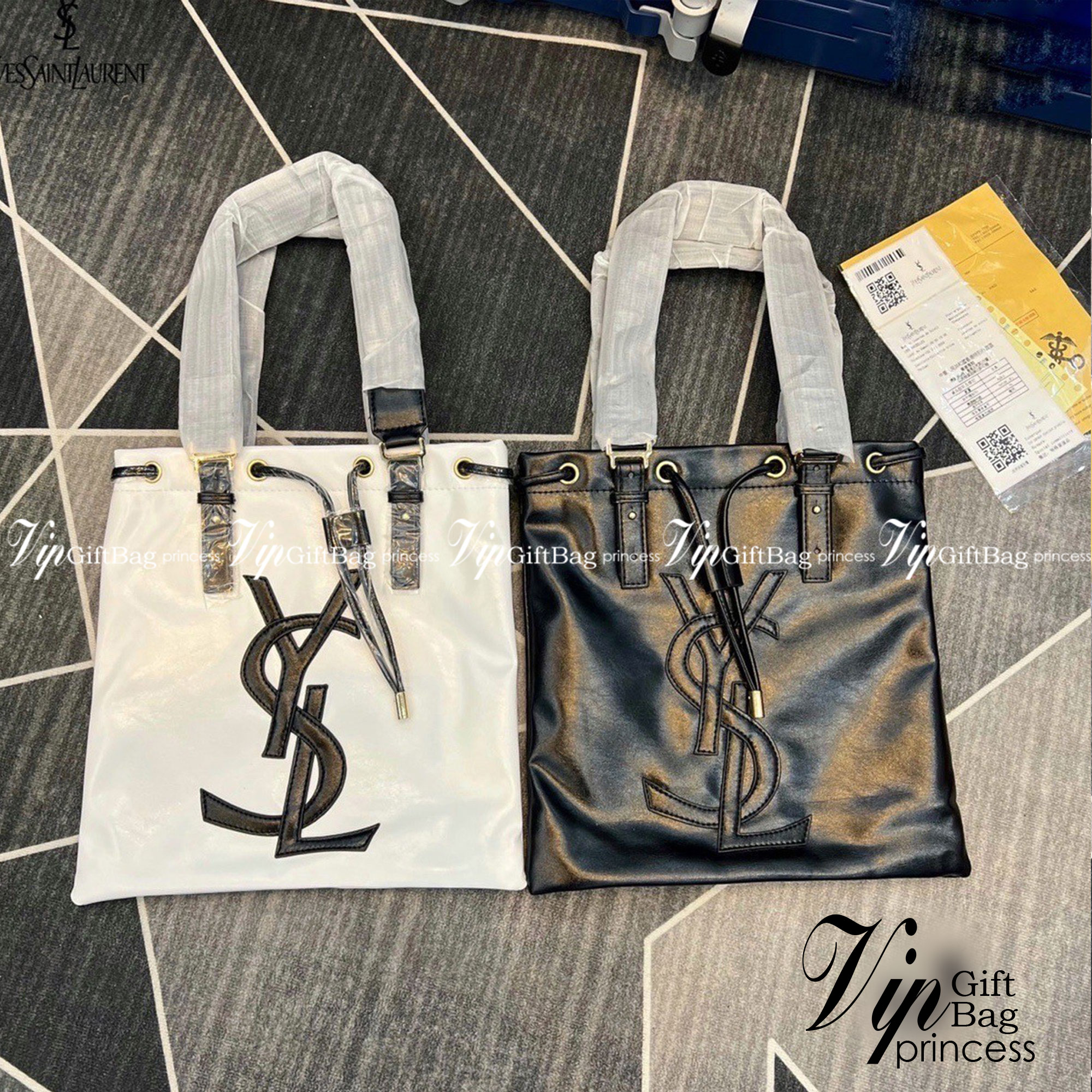 YSL shopper tote leather drawstring closure กระเป๋าทรงชอปปิ้ง มาใหม่ หนังสวย ผูกด้วยสายหนัง โดดเด่นด้วยโลโก้ด้านหน้า มีให้เลือก 2 สี 2 ขนาด ภายในโล่งกว้างมาก ใช้งานง่าย สะดวกสุดๆ