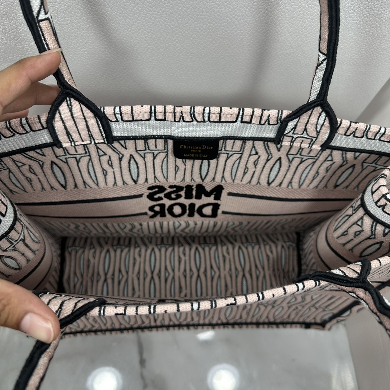 ORI หนังแท้ | Dior Miss Dior Allover Book Tote Handbag 16" กระเป๋าทรงโท้ทคอลใหม่ ดีไซน์ลวดลายกราฟฟิกสวยงามและหรูหราโดดเด่นไม่เหมือนใคร