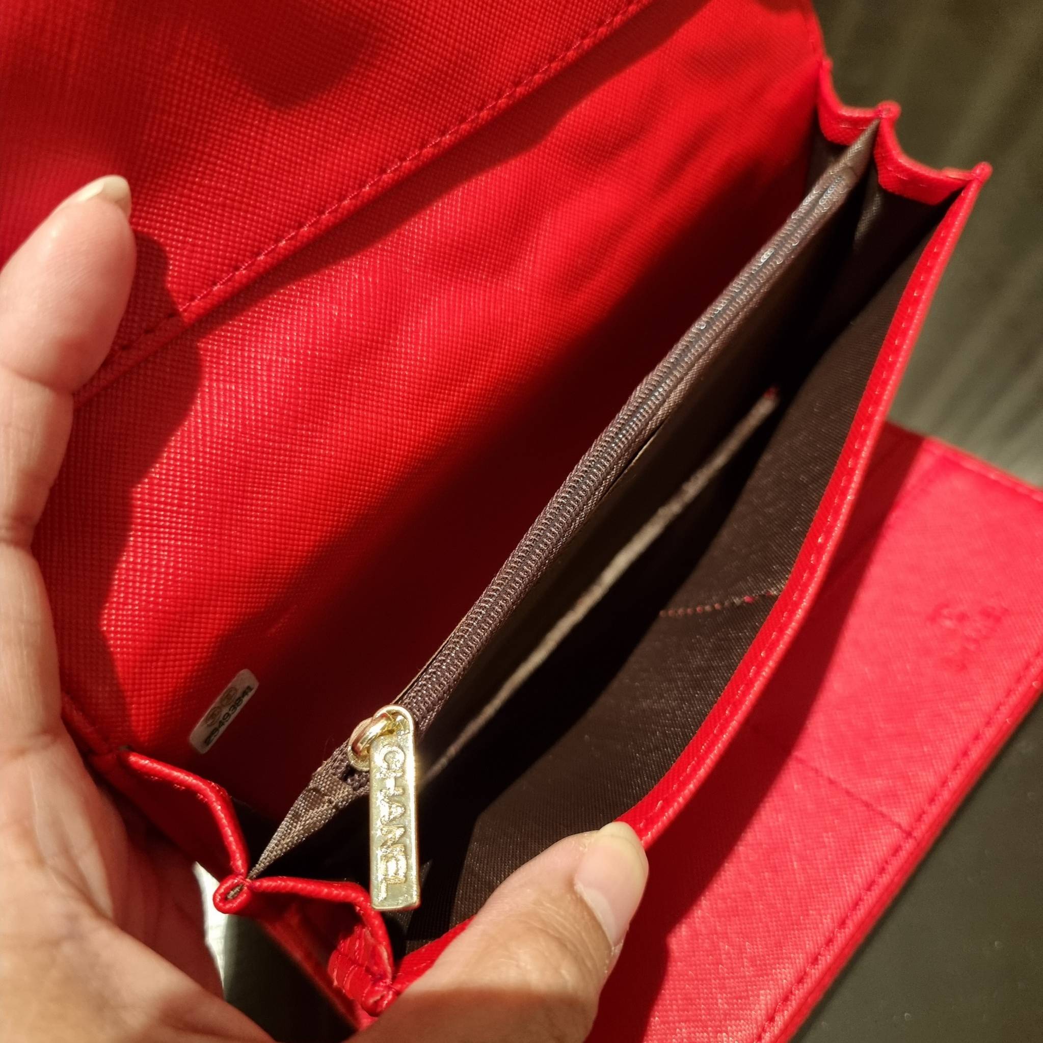 VIP 】กระเป๋าสตางค์ใบยาวรุ่นฝาพับที่ถามหากันมากที่สุด!! สวยรับทรัพย์จาก Chanel วัสดุหนังลายคาร์เวีย ลุคผู้ดีที่สุด เปิด-ปิดด้วยกระดุมแม่เหล็ก ภายในกระเป๋ามีช่องใส่บัตรได้เยอะ ใส่ธนบัตร ใส่เหรียญได้ มีช่องซิปแยกอีกหนึ่งช่อง ดีไซน์เรียบหรูดูคลาสสิค!! สาวๆห้า